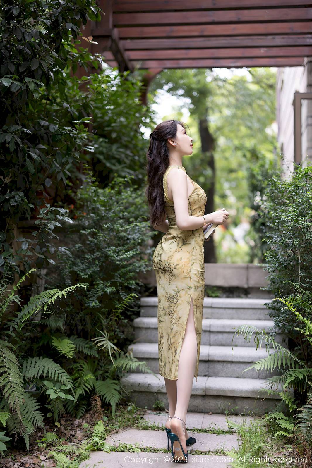 秀人网性感女神徐莉芝Booty浅黄连衣长裙原色丝袜写真-7