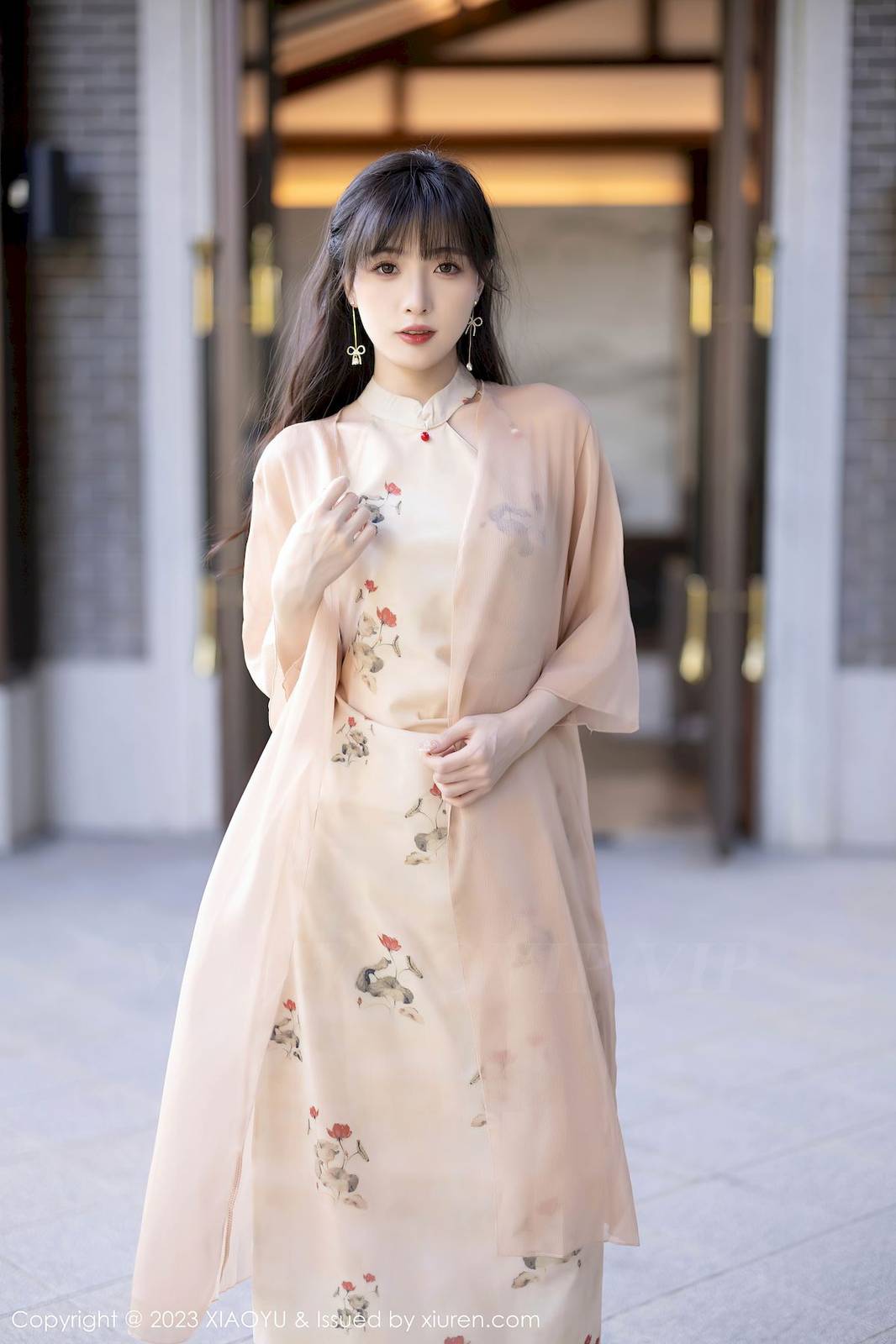 语画界美女模特林星阑蓝杏色旗袍黑色苗族服饰性感写真-4