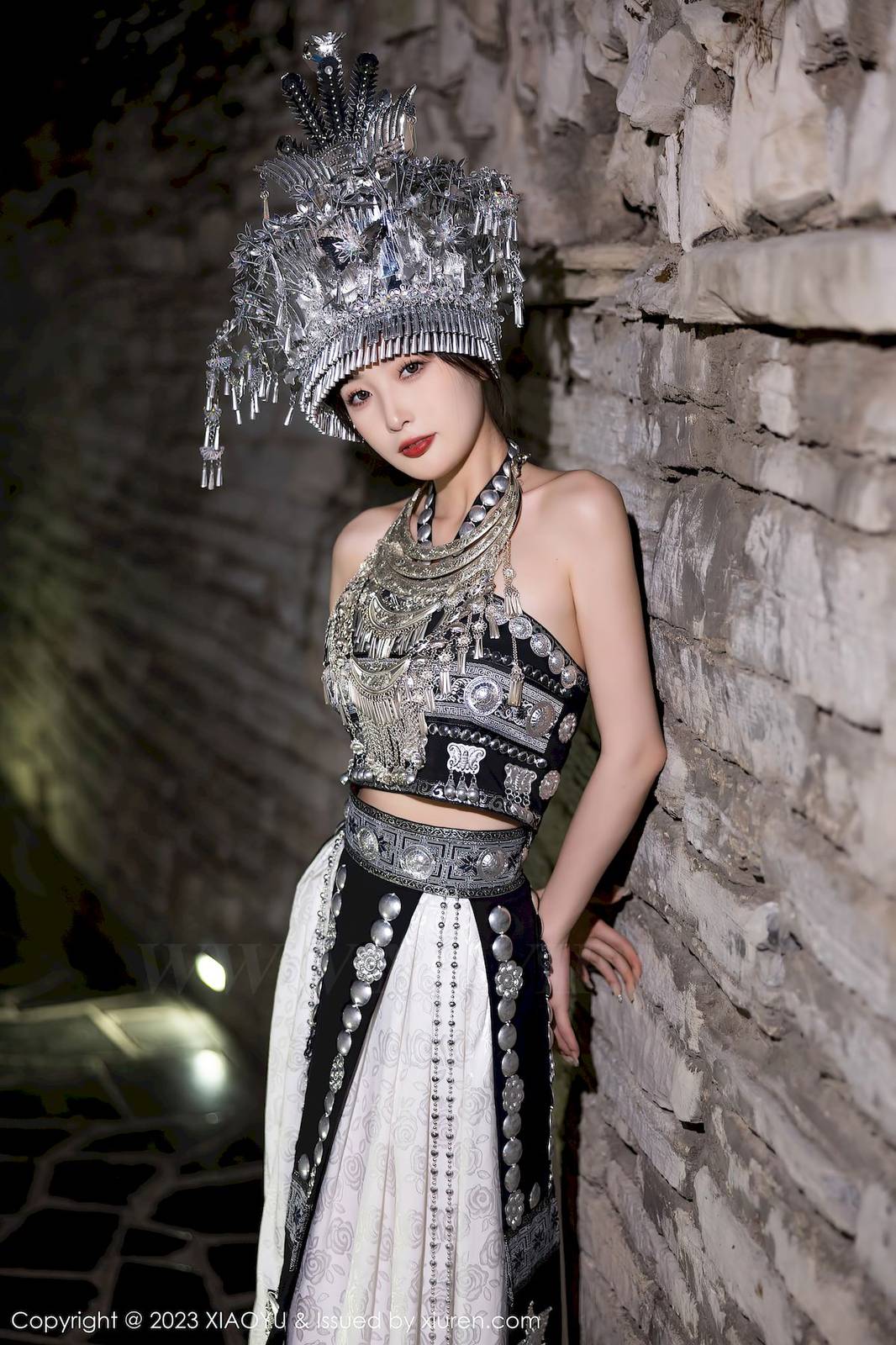 语画界美女模特林星阑蓝杏色旗袍黑色苗族服饰性感写真-30