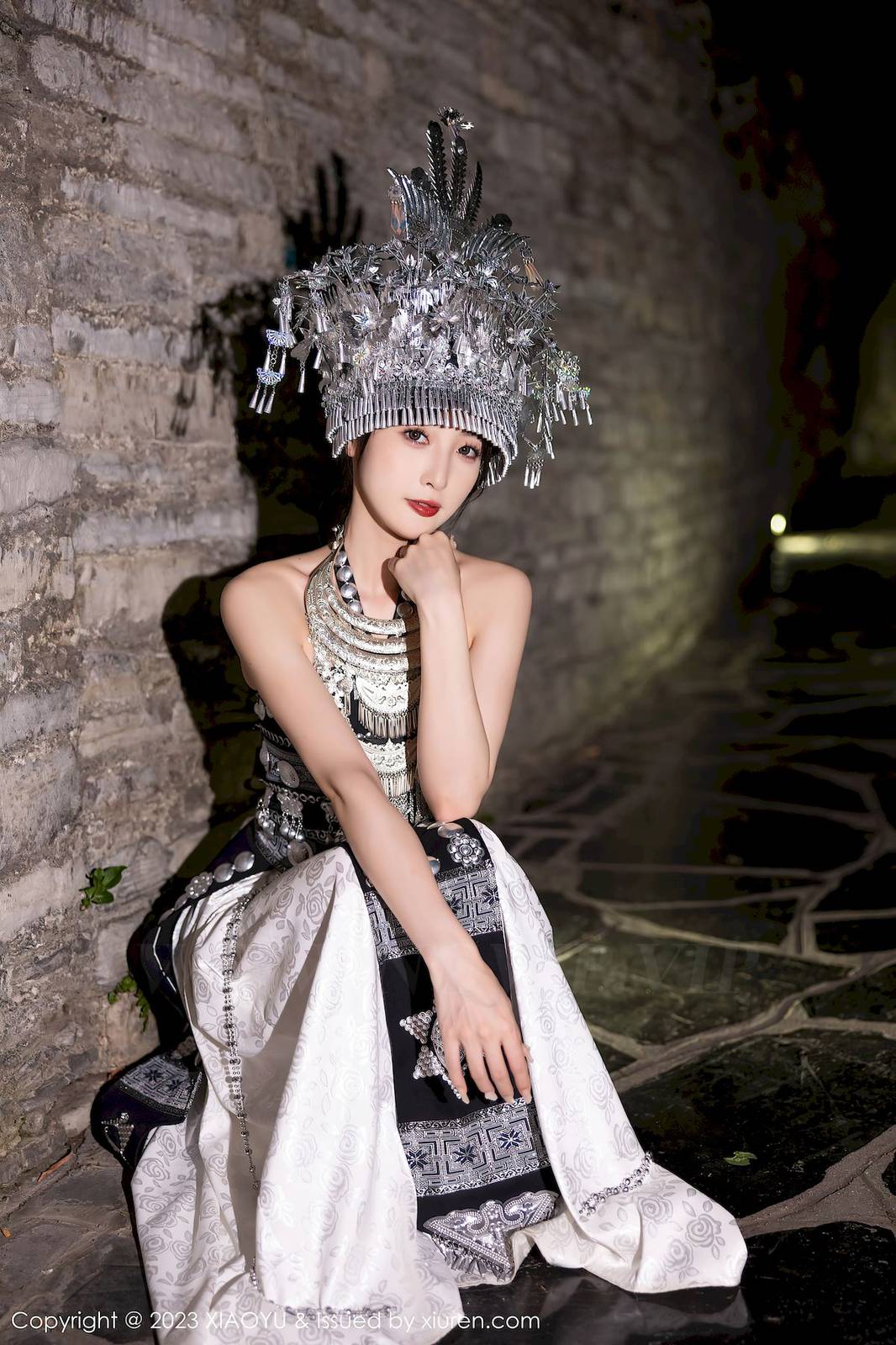 语画界美女模特林星阑蓝杏色旗袍黑色苗族服饰性感写真-31