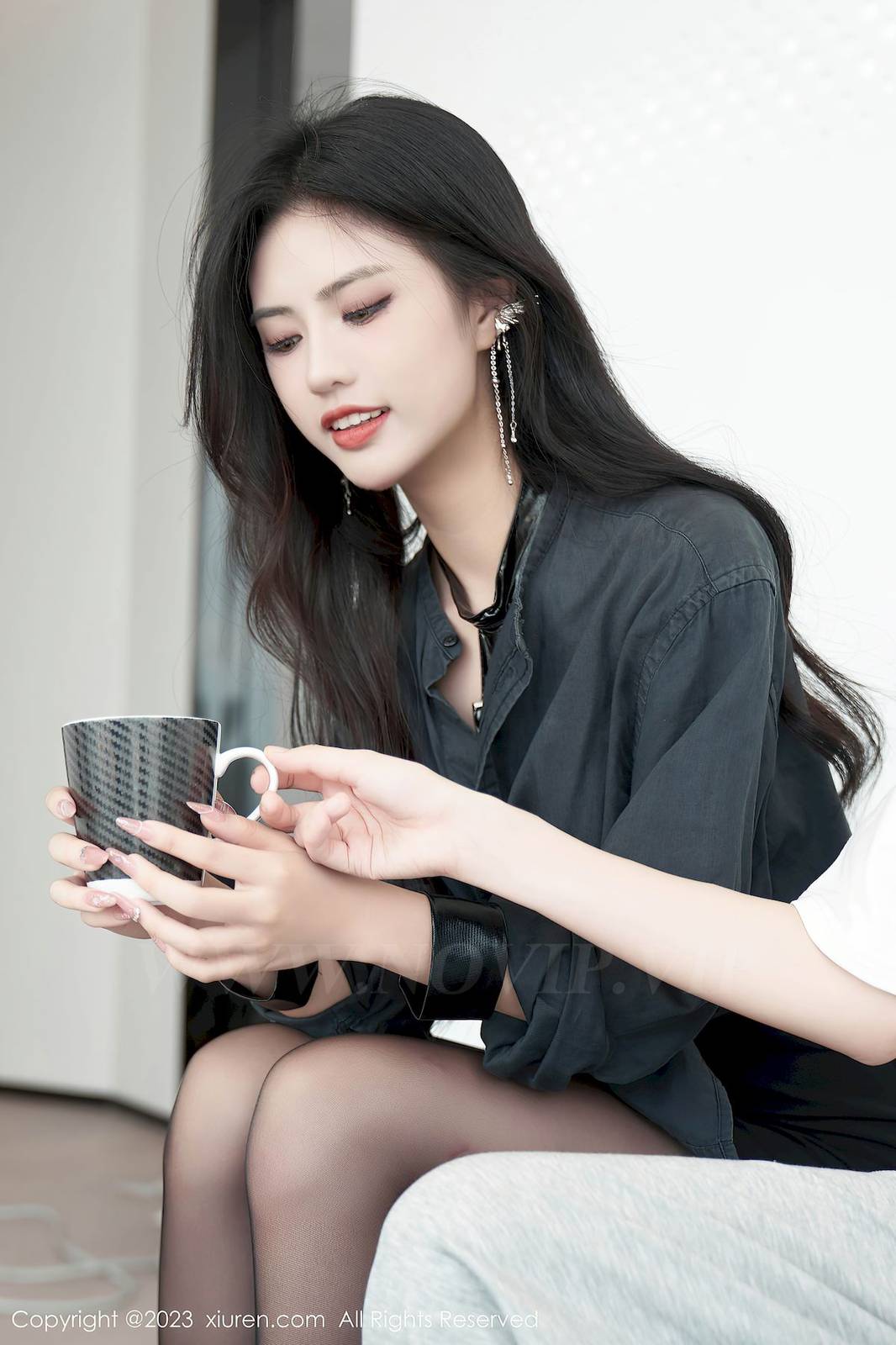 秀人网模特@浅浅Danny黑丝美腿搭配时尚穿着性感写真-12