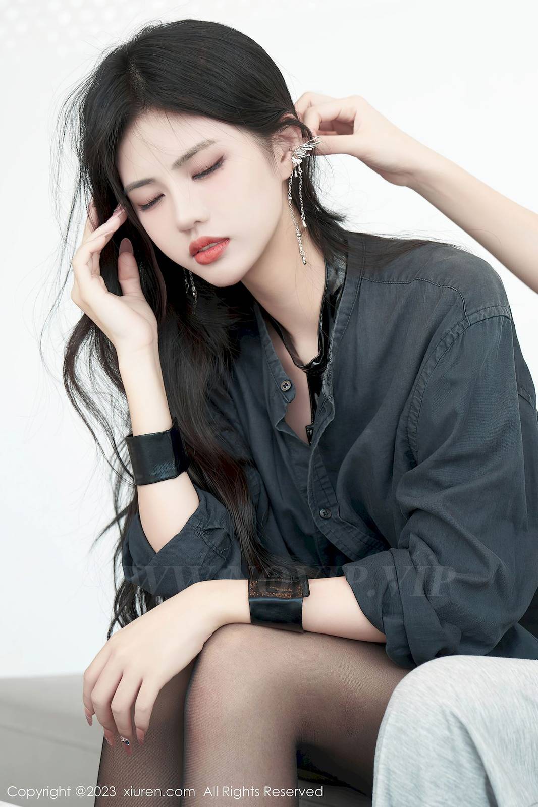 秀人网模特@浅浅Danny黑丝美腿搭配时尚穿着性感写真-18