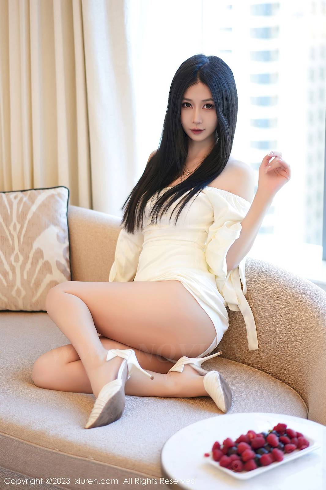 秀人网模特@laura阿姣露肩连衣裙搭配白色高跟鞋迪拜旅拍-10