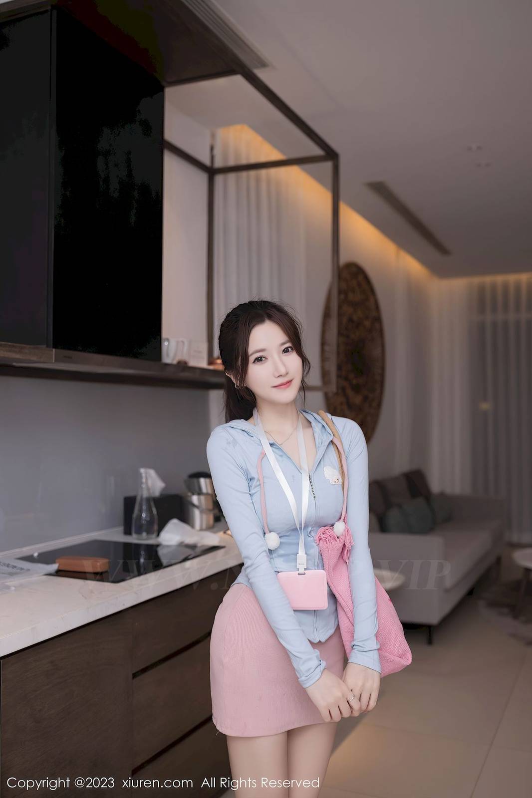 秀人网美女模特鱼子酱Fish淡蓝色上衣粉灰色短裙泰国旅拍-7