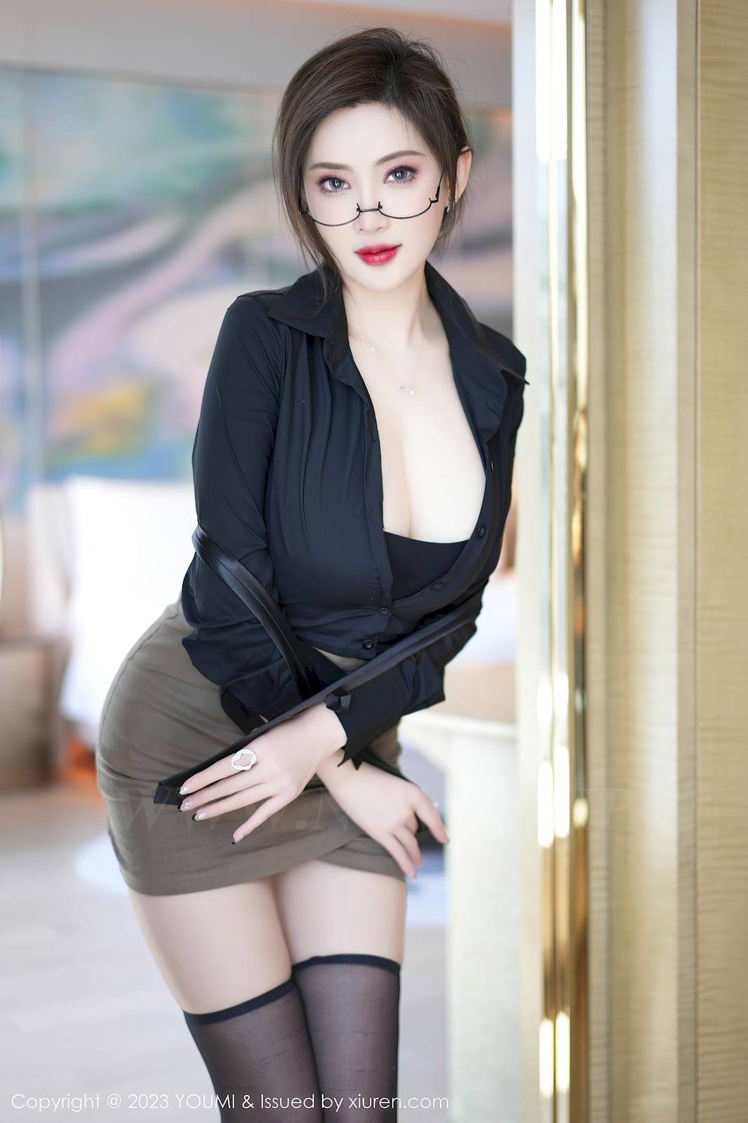 尤蜜荟女神@Carol周妍希黑色上衣搭配驼色短裙私房写真-8