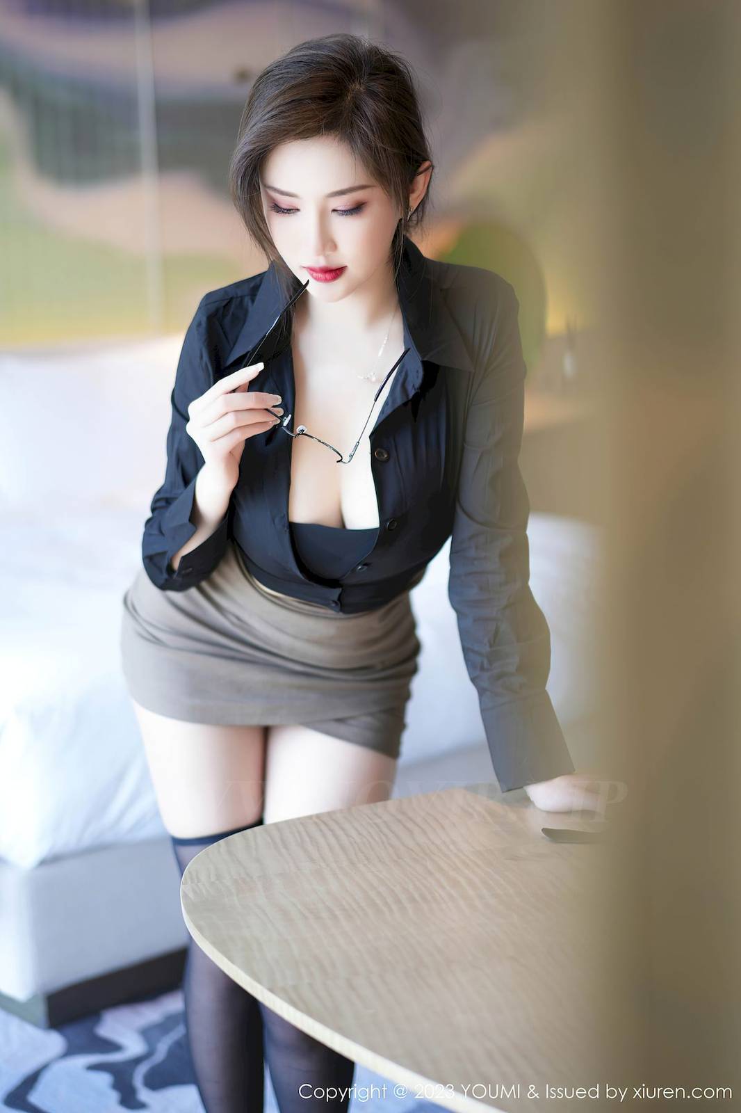 尤蜜荟女神@Carol周妍希黑色上衣搭配驼色短裙私房写真-13