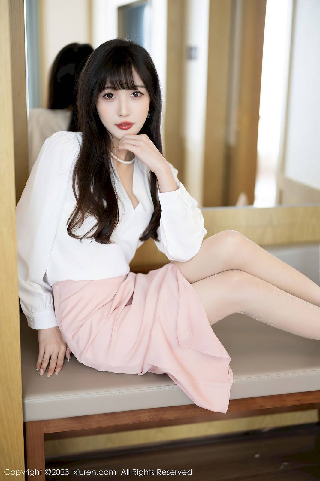 秀人网美女模特@林星阑白色上衣搭配淡粉丝长裙性感写真-9