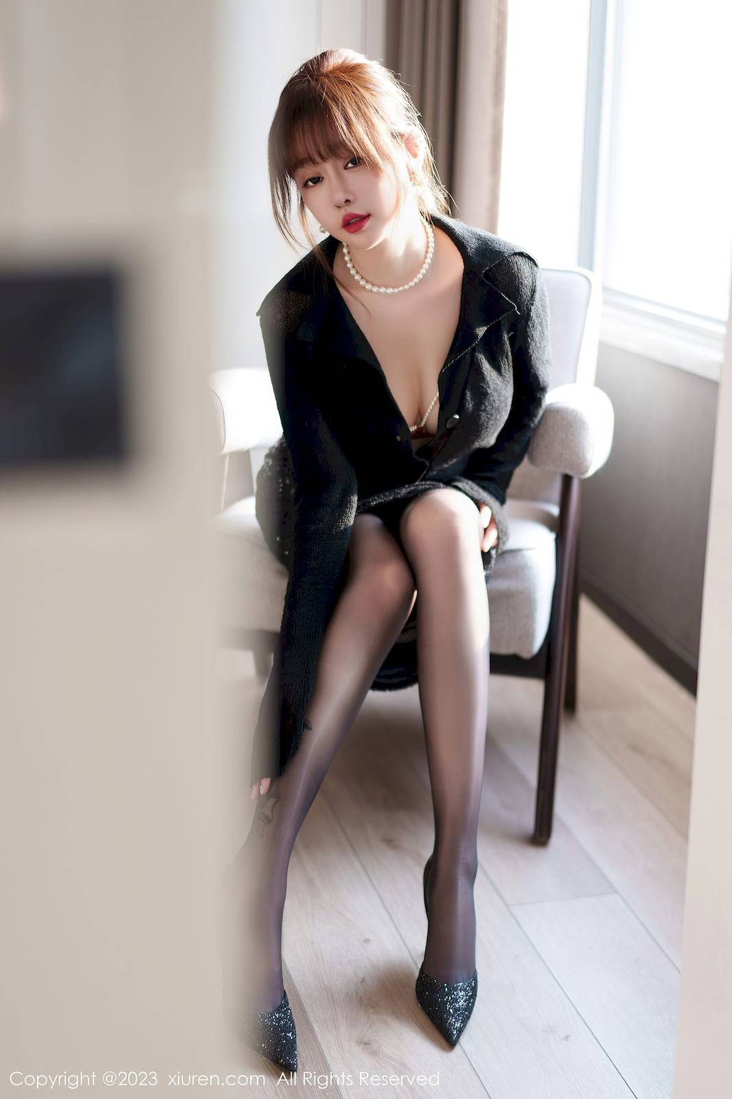 秀人网性感女神王雨纯黑色上衣搭配行深蓝色短裙写真-11