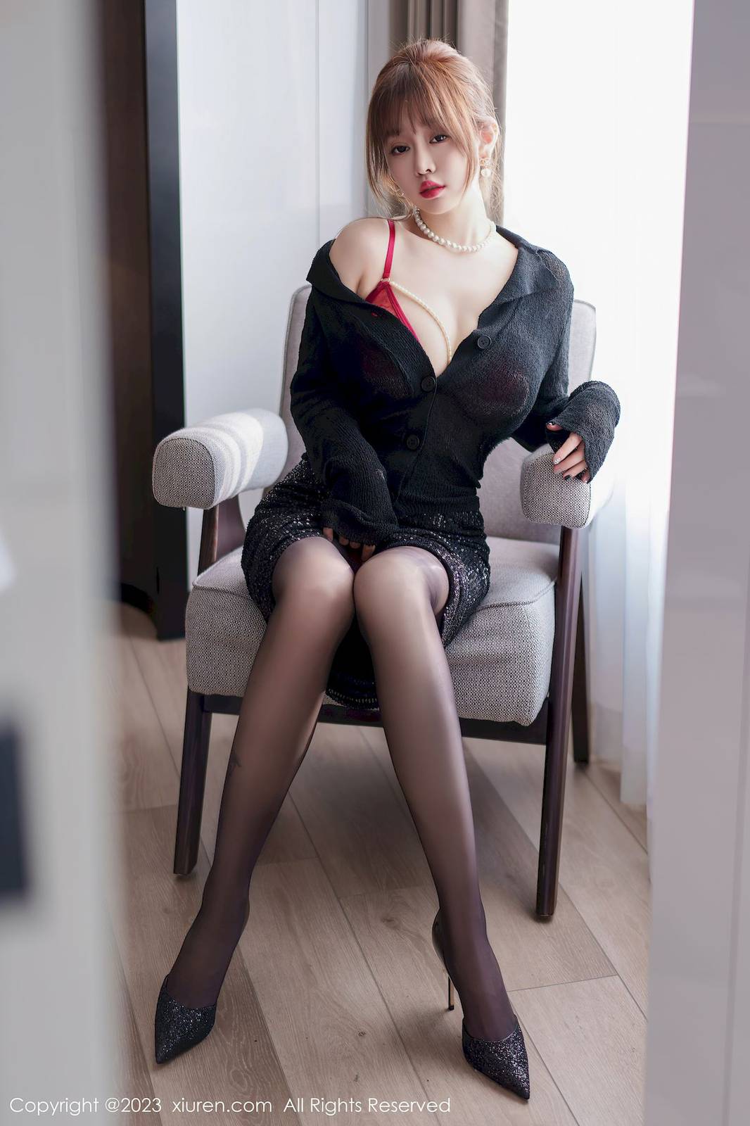 秀人网性感女神王雨纯黑色上衣搭配行深蓝色短裙写真-12