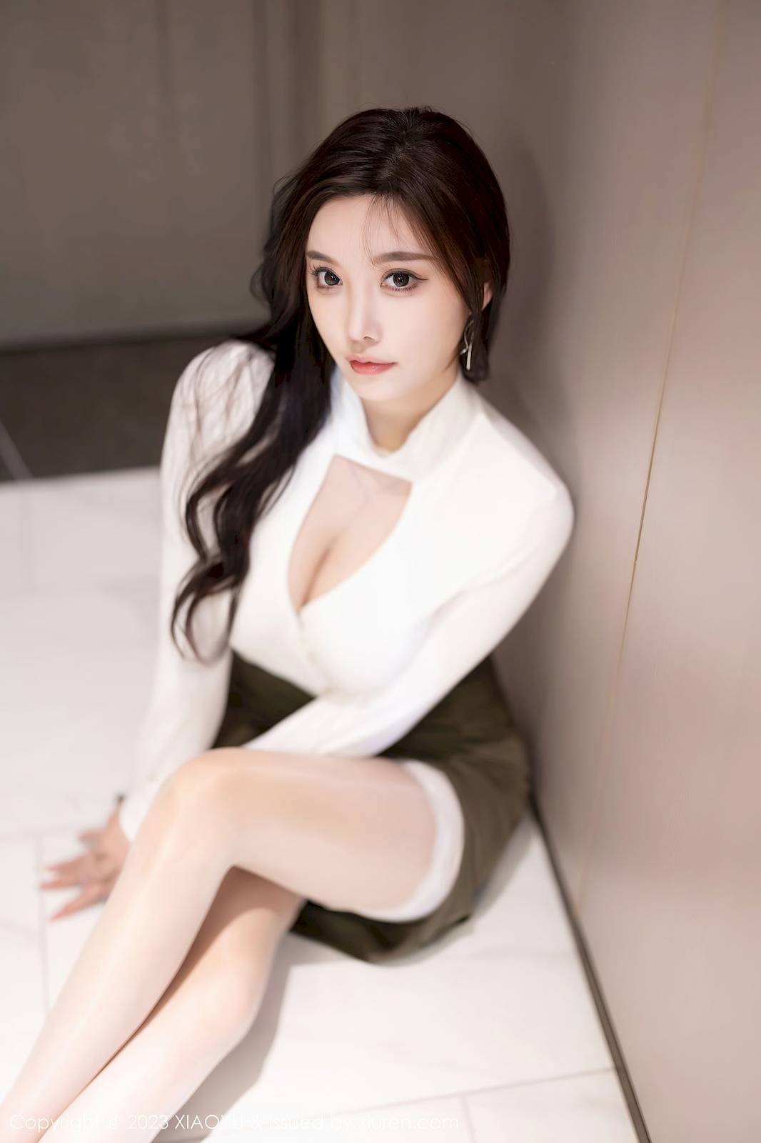 语画界性感女神杨晨晨Yome白色上衣搭配橄榄绿色短裙写真-8