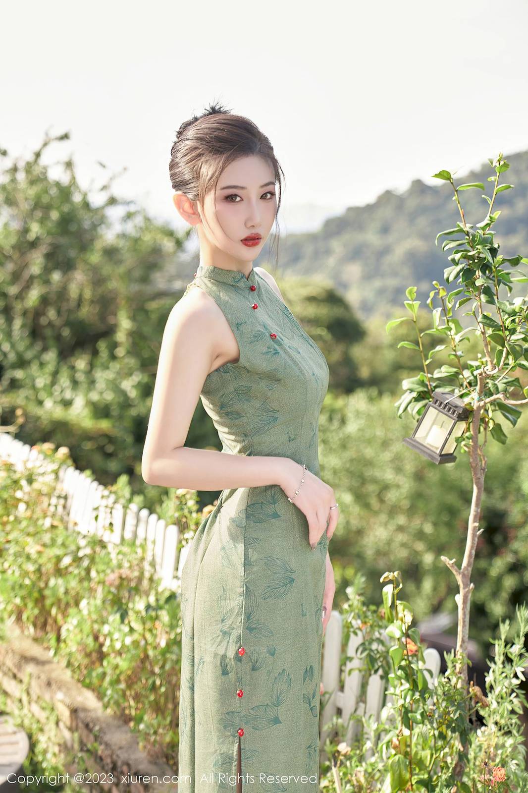 秀人网新人模特@沈青黛翠绿色旗袍搭配曼妙身姿性感写真-2