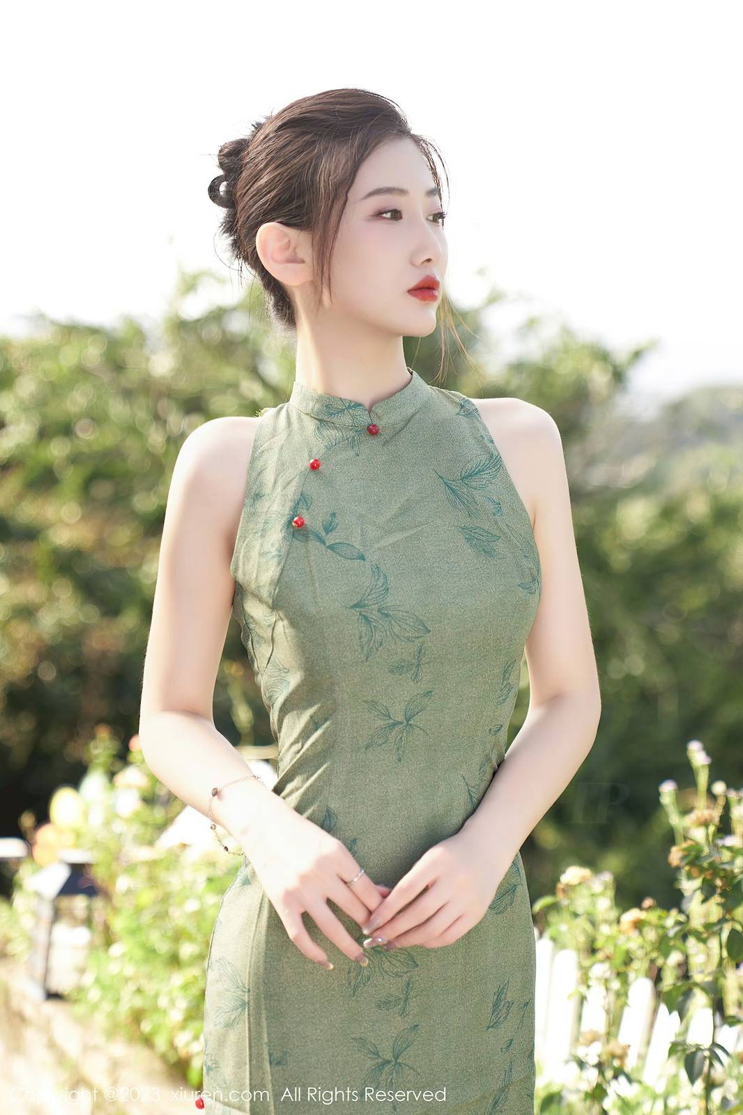 秀人网新人模特@沈青黛翠绿色旗袍搭配曼妙身姿性感写真-3