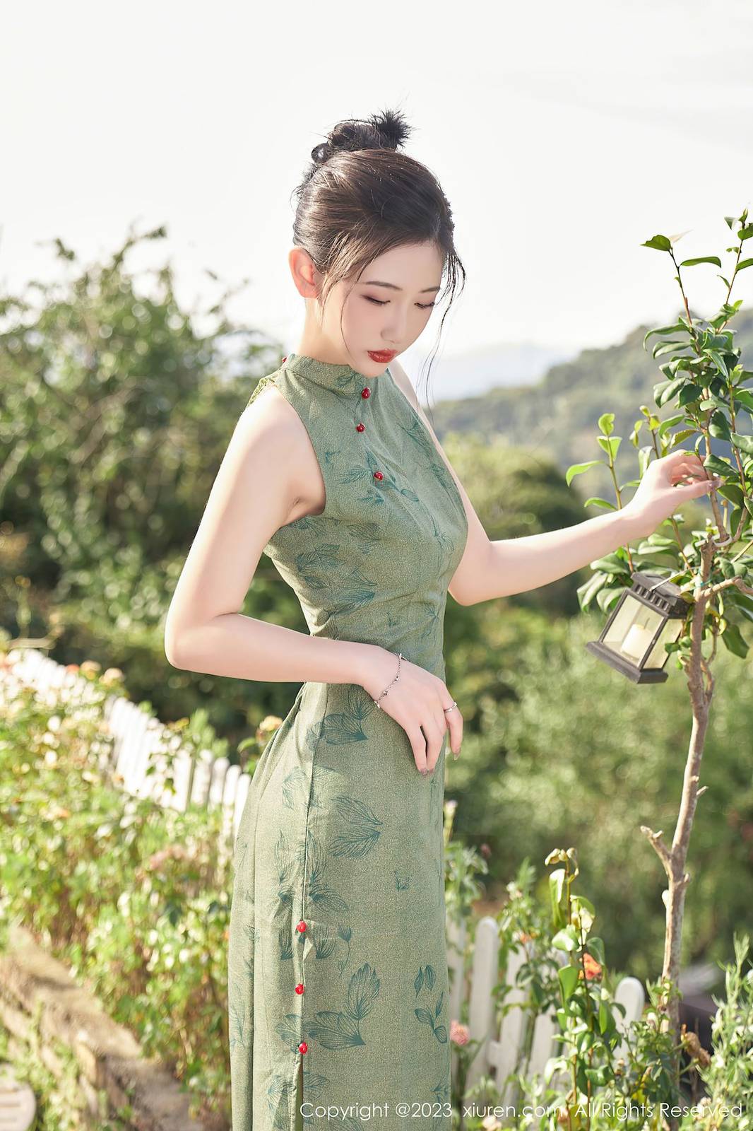 秀人网新人模特@沈青黛翠绿色旗袍搭配曼妙身姿性感写真-5