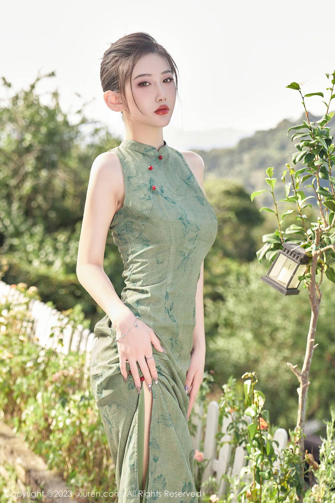 秀人网新人模特@沈青黛翠绿色旗袍搭配曼妙身姿性感写真-8