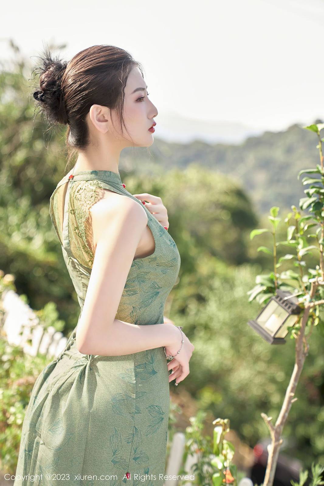 秀人网新人模特@沈青黛翠绿色旗袍搭配曼妙身姿性感写真-13