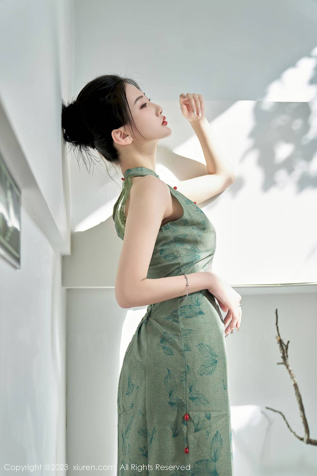 秀人网新人模特@沈青黛翠绿色旗袍搭配曼妙身姿性感写真-20