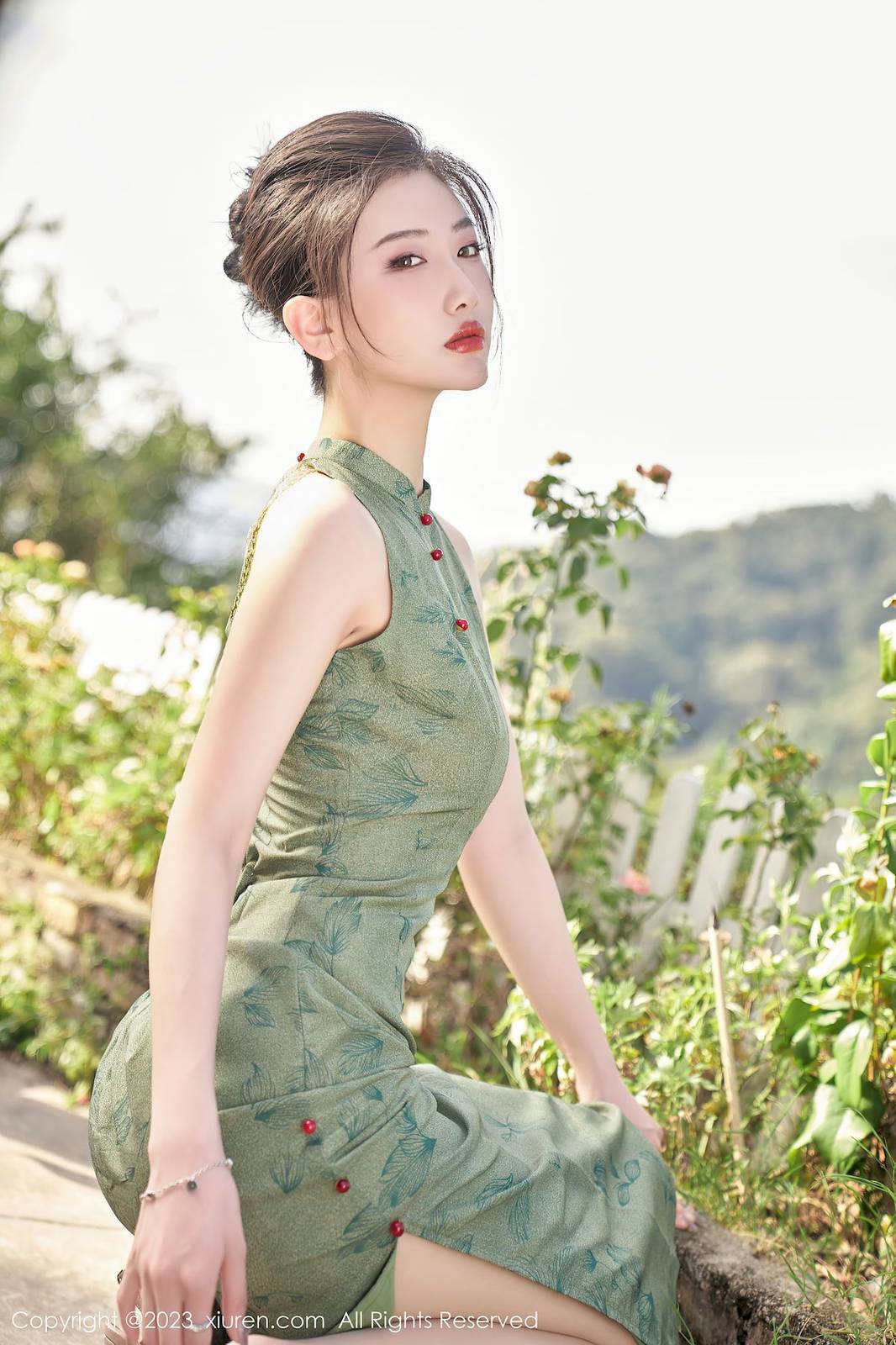 秀人网新人模特@沈青黛翠绿色旗袍搭配曼妙身姿性感写真-18