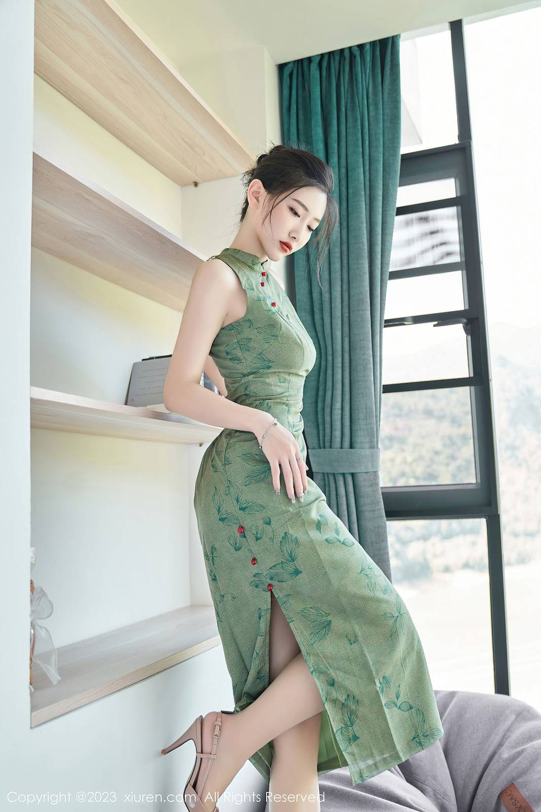 秀人网新人模特@沈青黛翠绿色旗袍搭配曼妙身姿性感写真-35