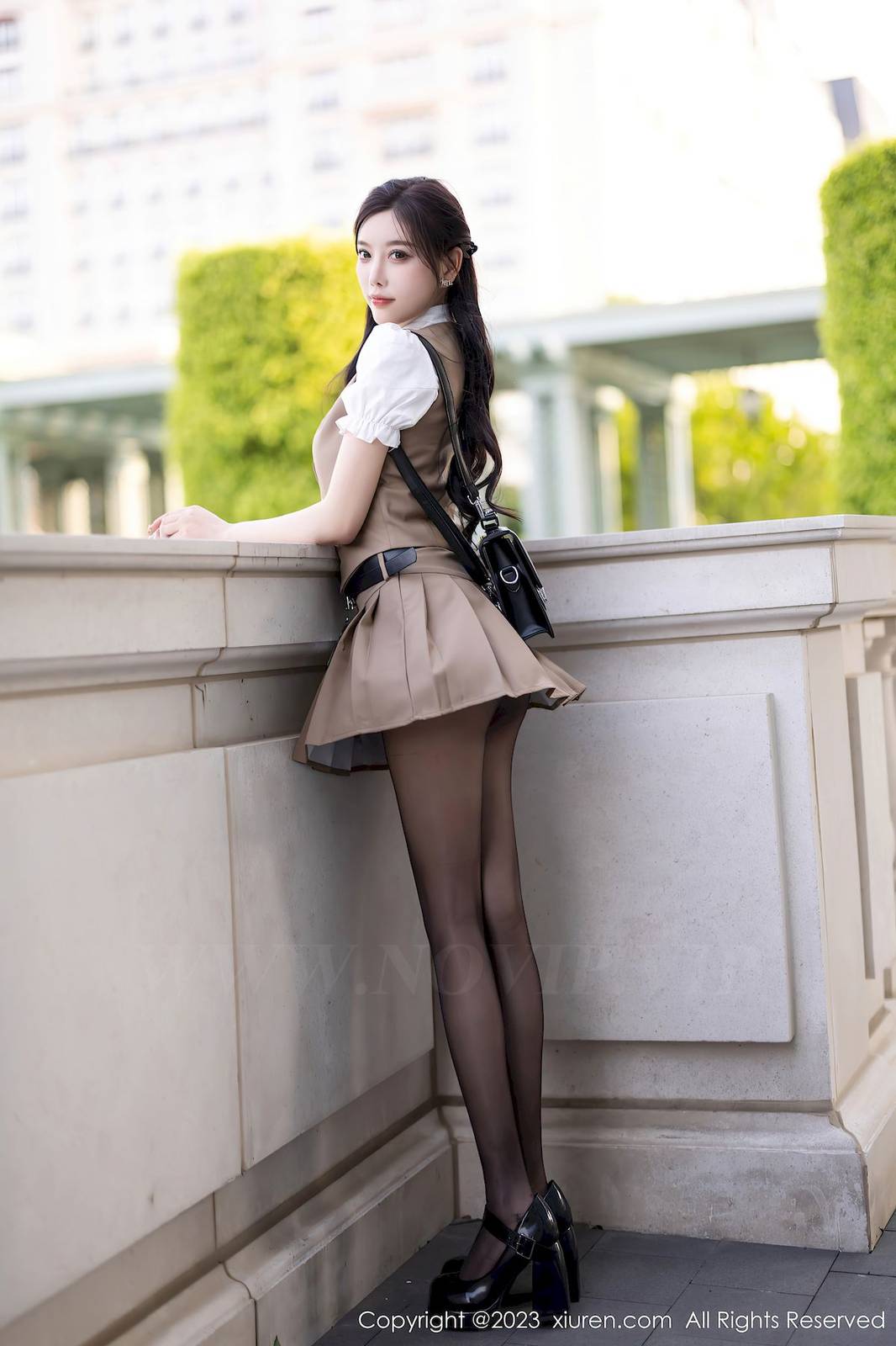 秀人网性感女神杨晨晨Yome杏色上衣搭配丰腴身材浙江旅拍-2