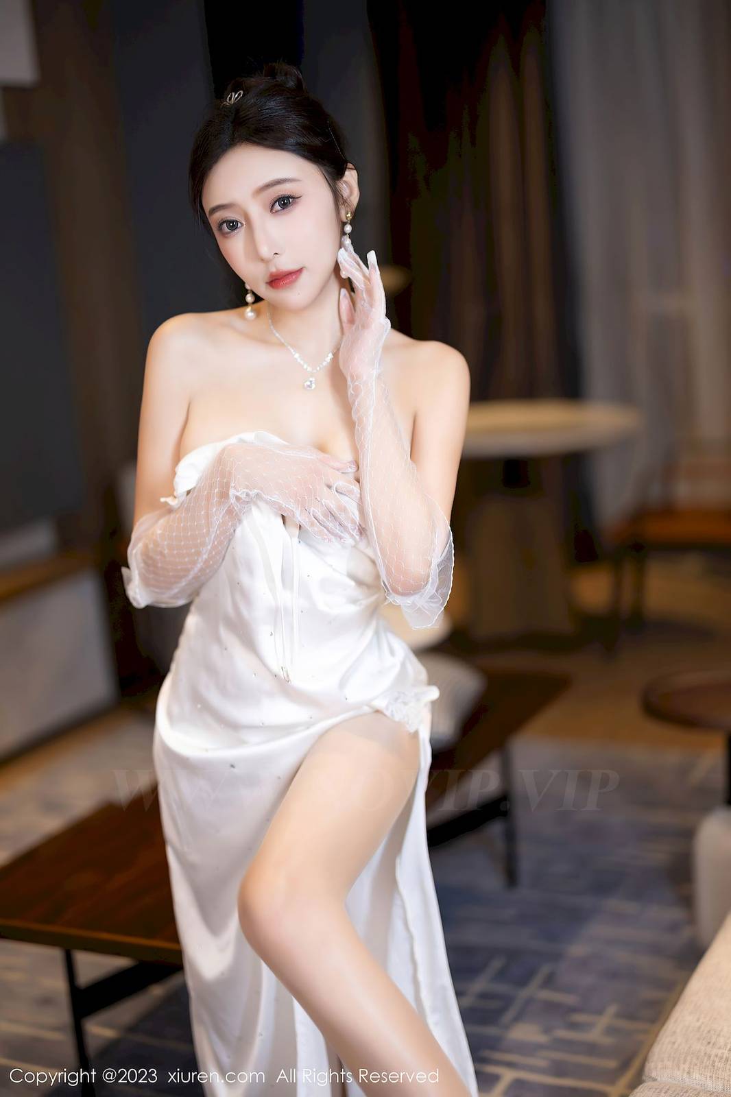 秀人网性感女神王馨瑶yanni白色礼裙白色高跟鞋安吉旅拍-21