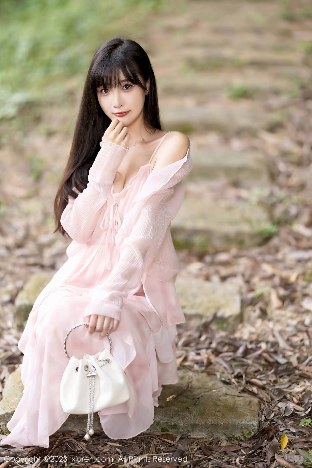 秀人网美女模特林星阑粉色长裙搭配粉色丝袜安吉旅拍-6