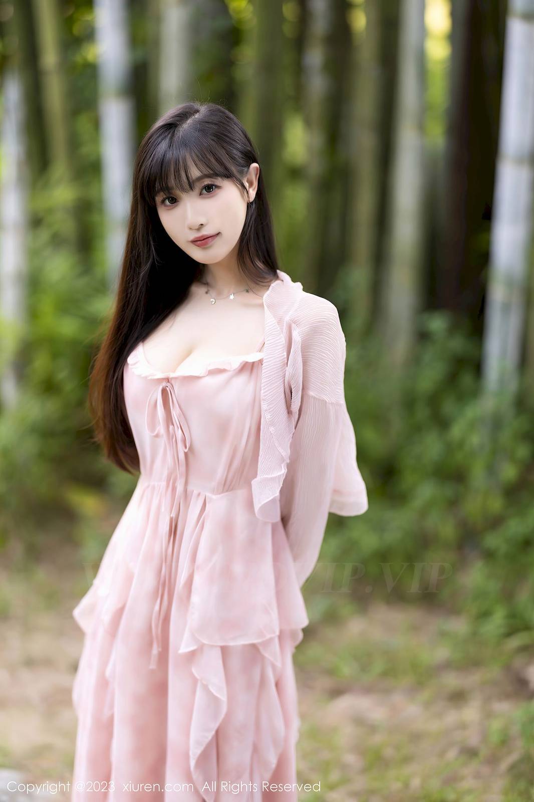 秀人网美女模特林星阑粉色长裙搭配粉色丝袜安吉旅拍-3