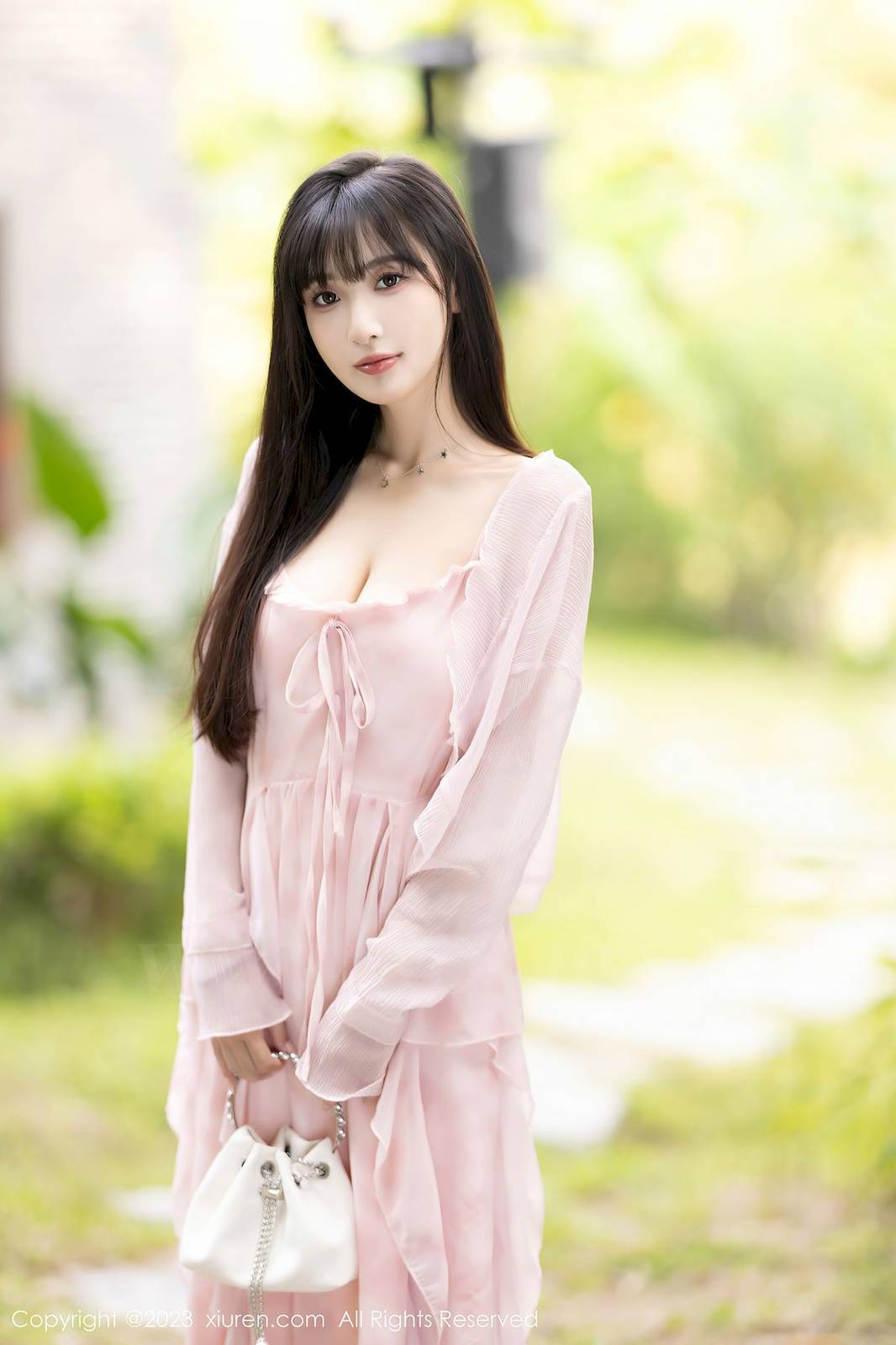 秀人网美女模特林星阑粉色长裙搭配粉色丝袜安吉旅拍