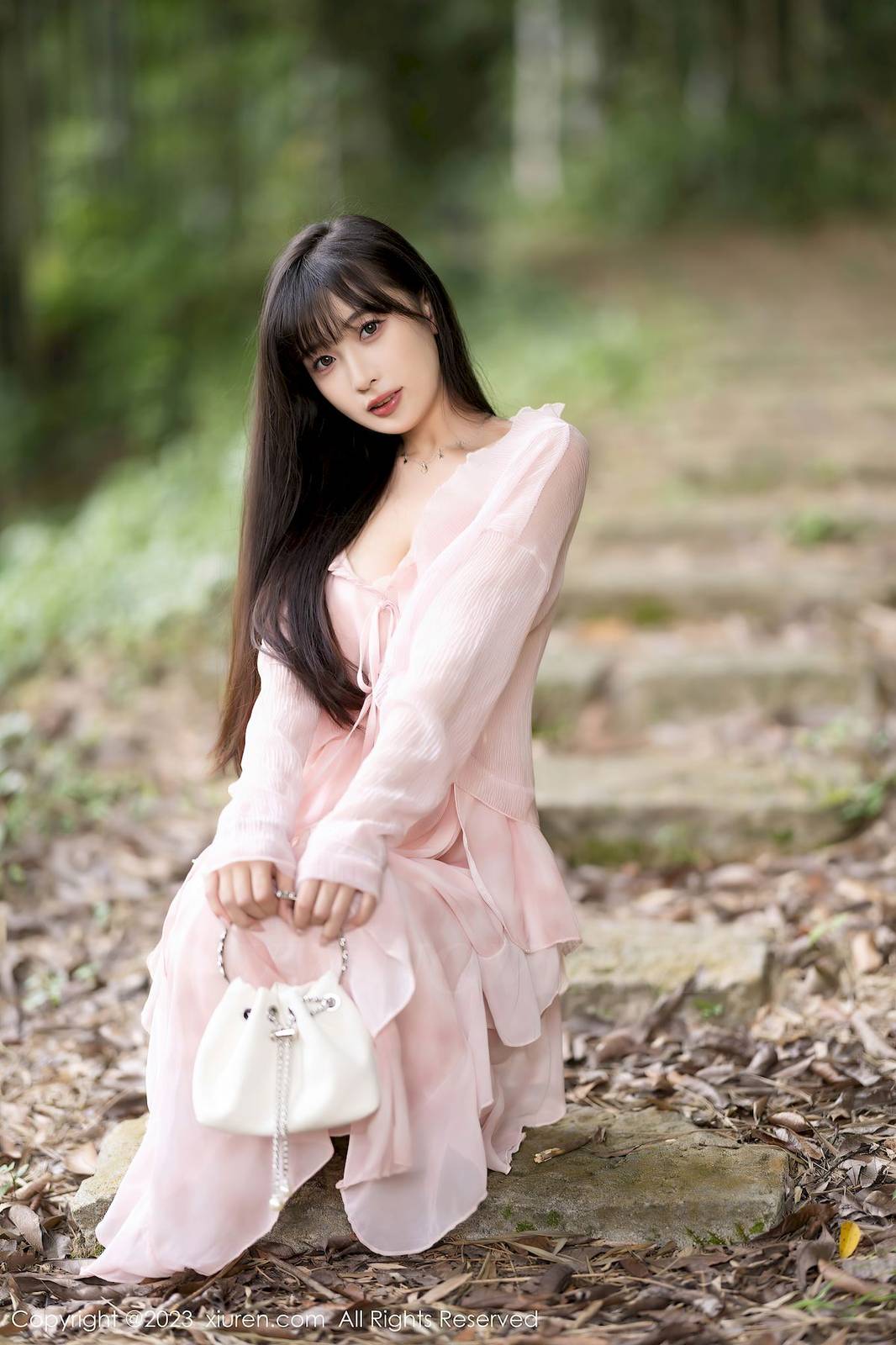 秀人网美女模特林星阑粉色长裙搭配粉色丝袜安吉旅拍-5