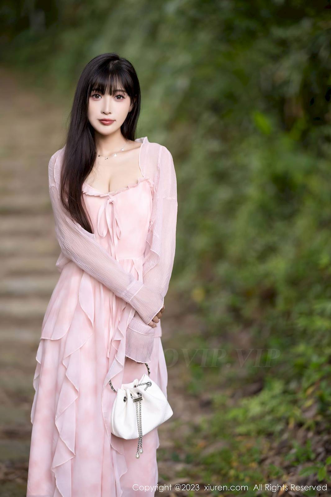 秀人网美女模特林星阑粉色长裙搭配粉色丝袜安吉旅拍-4