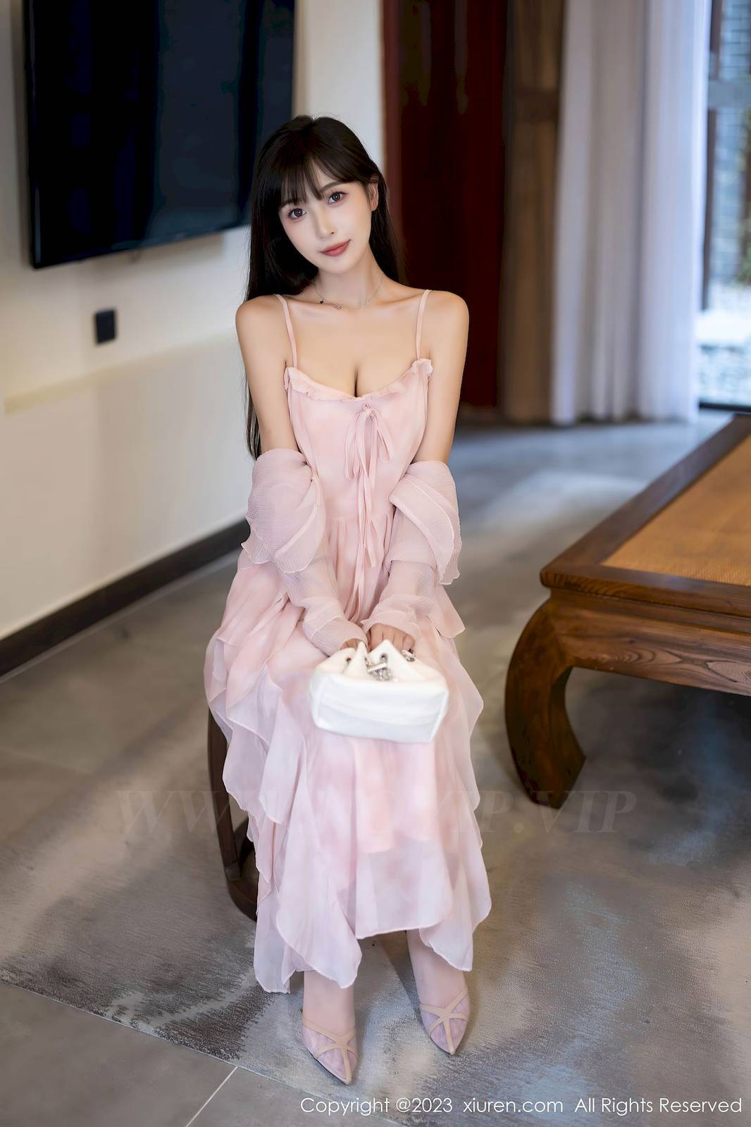 秀人网美女模特林星阑粉色长裙搭配粉色丝袜安吉旅拍-15