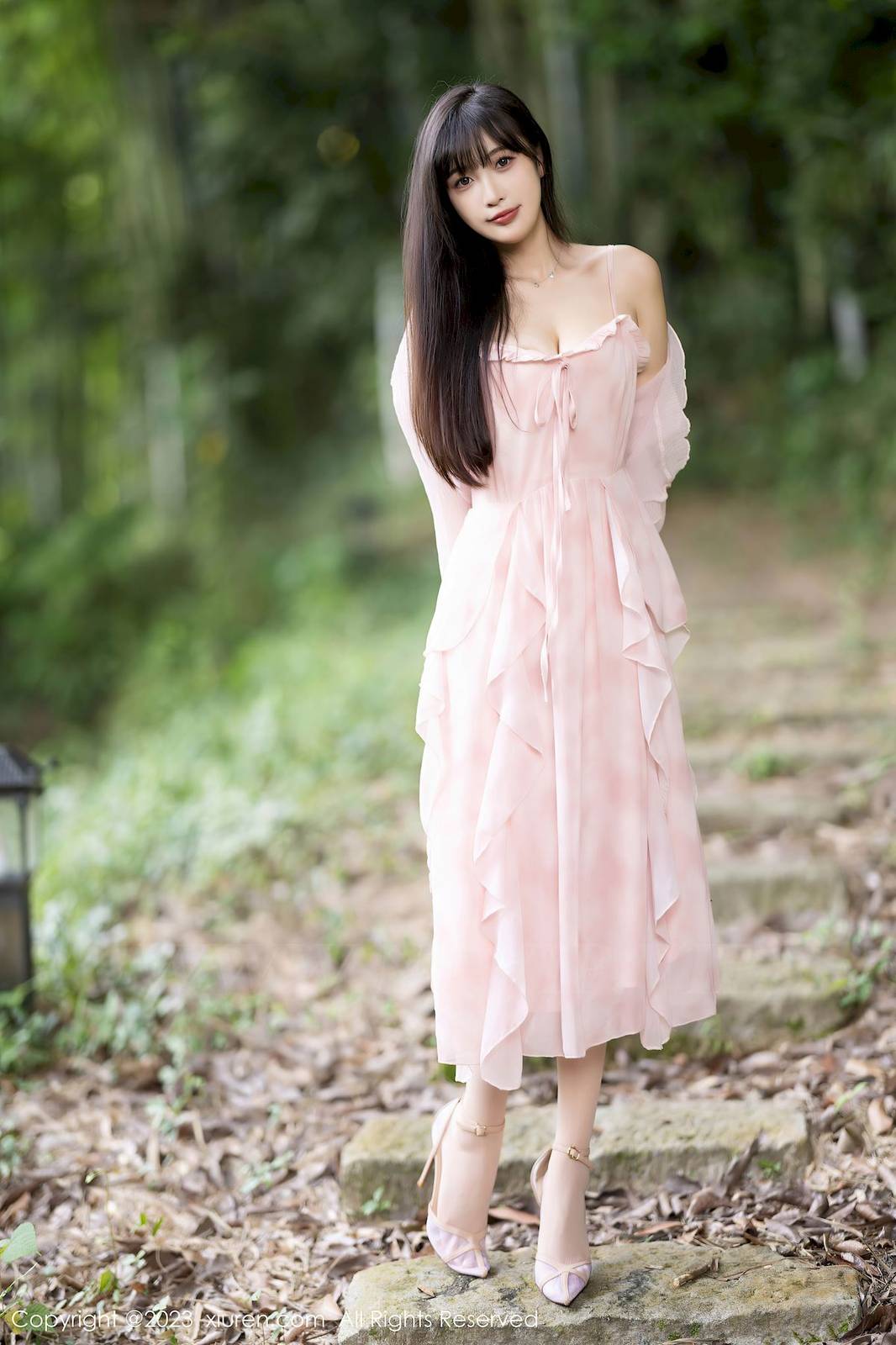 秀人网美女模特林星阑粉色长裙搭配粉色丝袜安吉旅拍-8