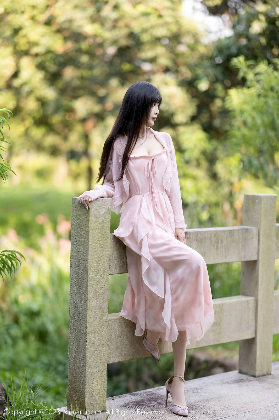 秀人网美女模特林星阑粉色长裙搭配粉色丝袜安吉旅拍-9