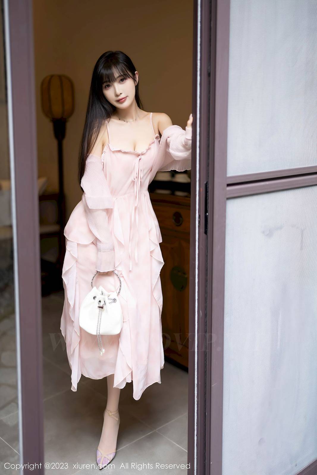 秀人网美女模特林星阑粉色长裙搭配粉色丝袜安吉旅拍-12