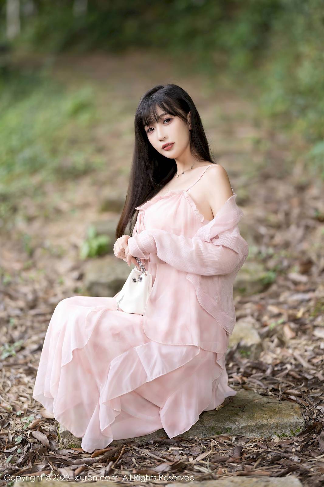 秀人网美女模特林星阑粉色长裙搭配粉色丝袜安吉旅拍-7