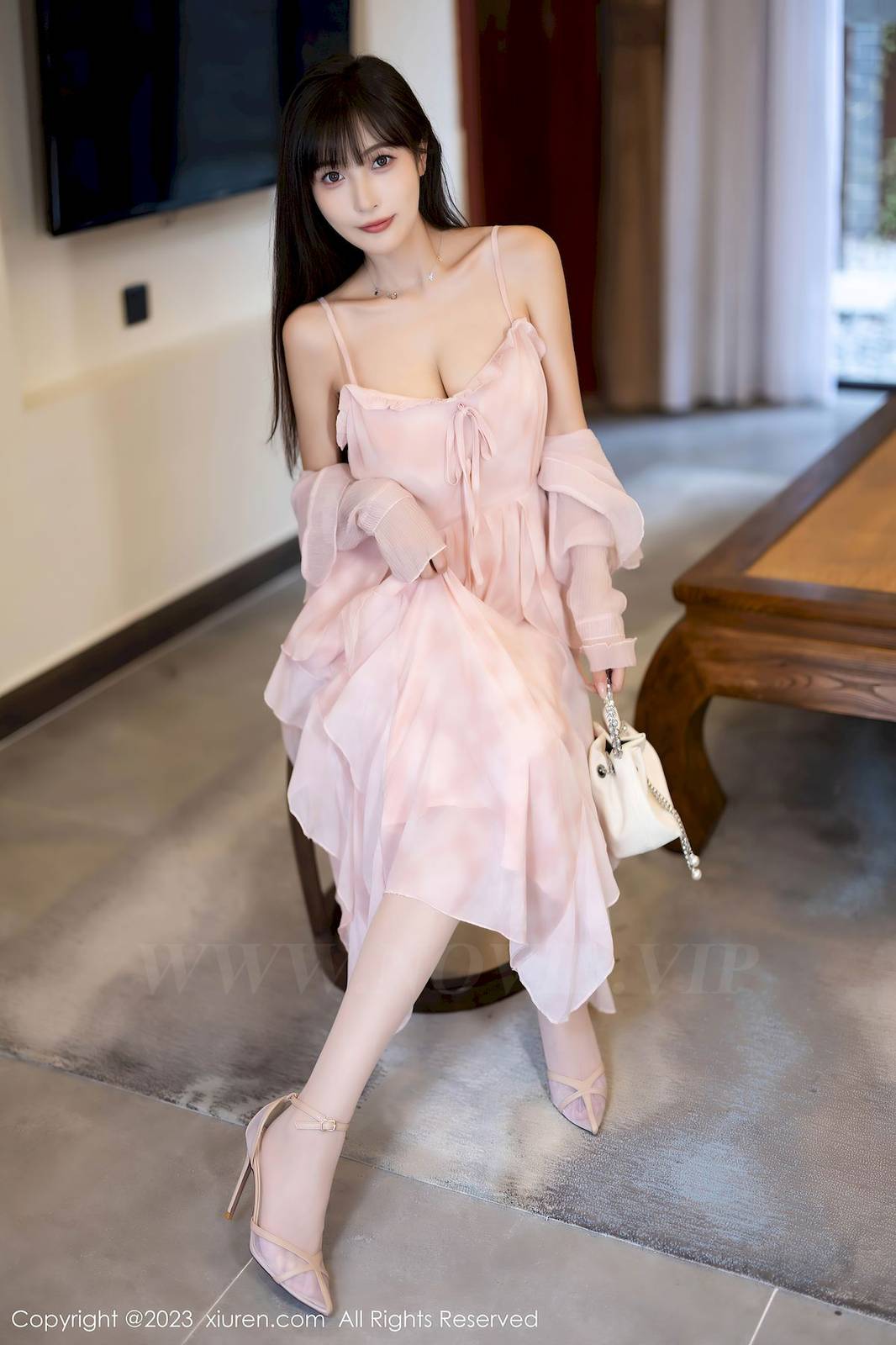秀人网美女模特林星阑粉色长裙搭配粉色丝袜安吉旅拍-13