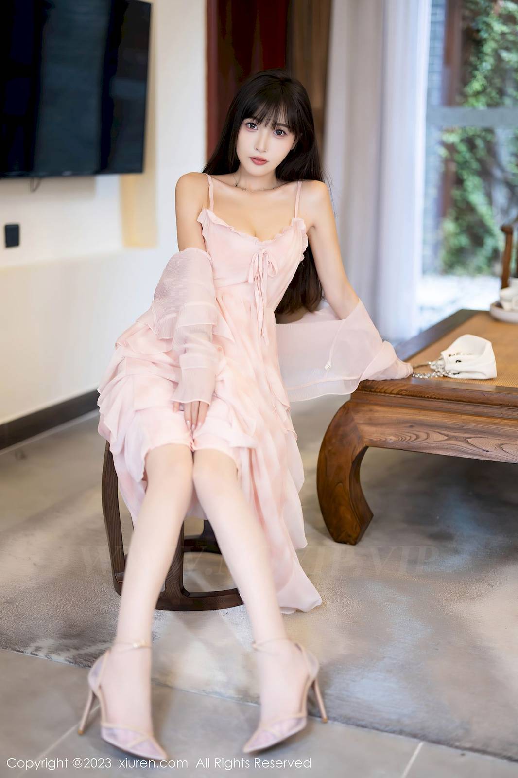 秀人网美女模特林星阑粉色长裙搭配粉色丝袜安吉旅拍-18