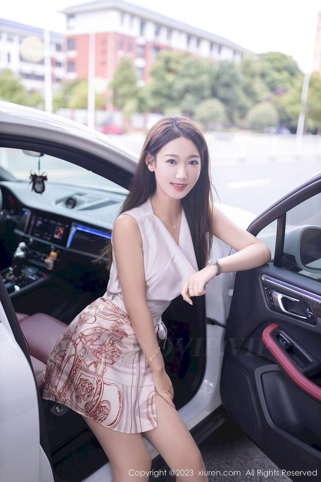 秀人网美女模特唐安琪淡粉上衣搭配灰丝短裙珠三角旅拍 