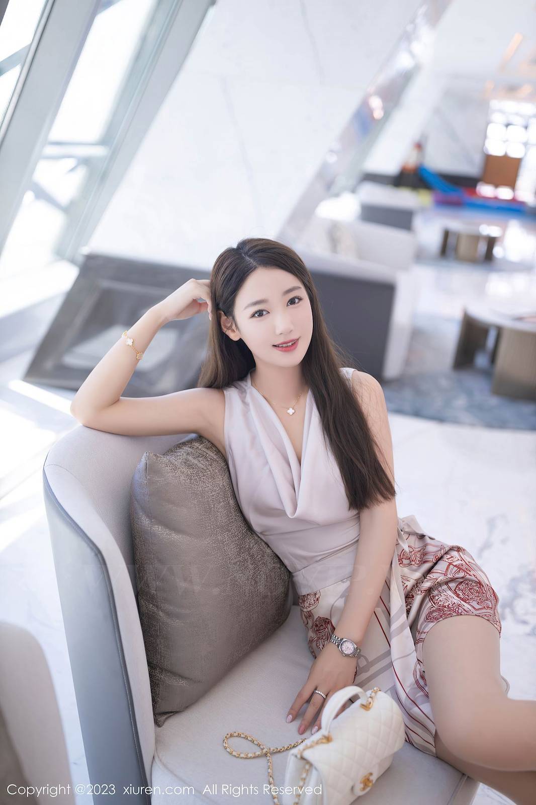 秀人网美女模特唐安琪淡粉上衣搭配灰丝短裙珠三角旅拍 -10