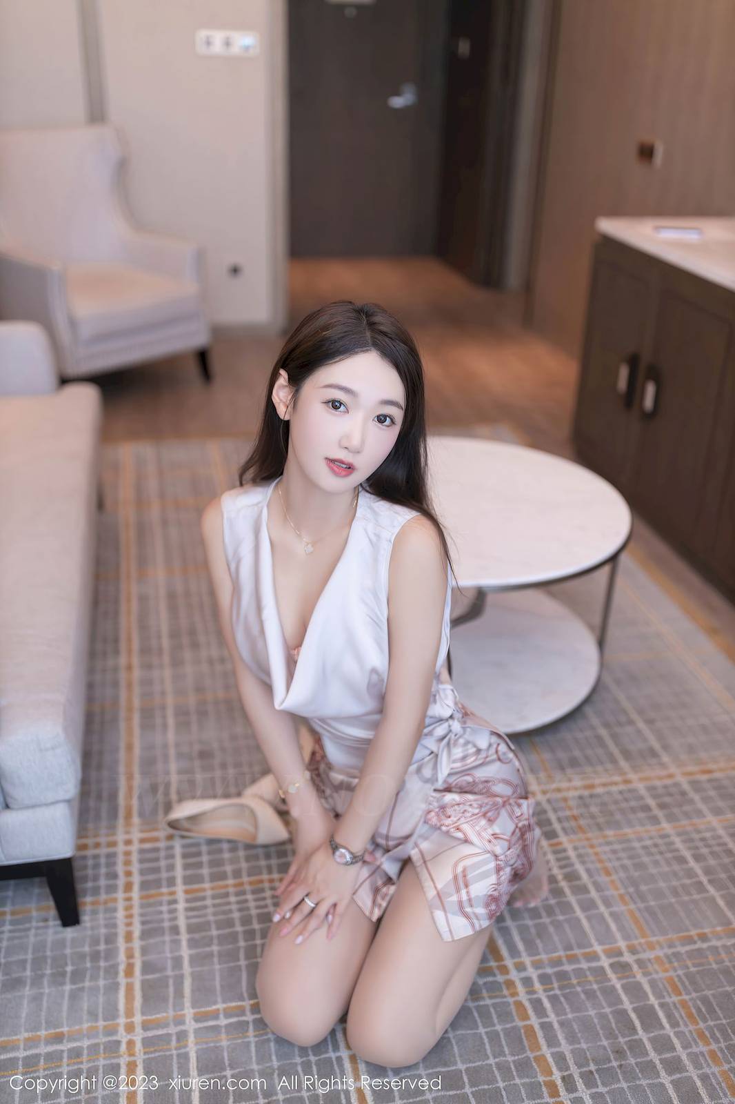 秀人网美女模特唐安琪淡粉上衣搭配灰丝短裙珠三角旅拍 -17