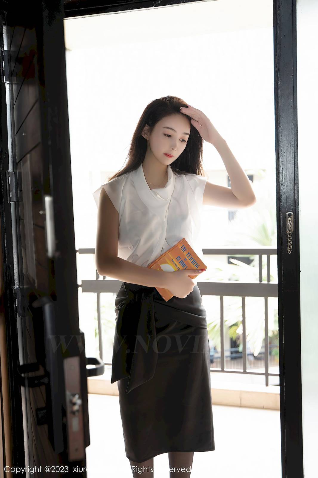 秀人网美女模特summer宝宝白色上衣搭配黑色长裙OL写真-10