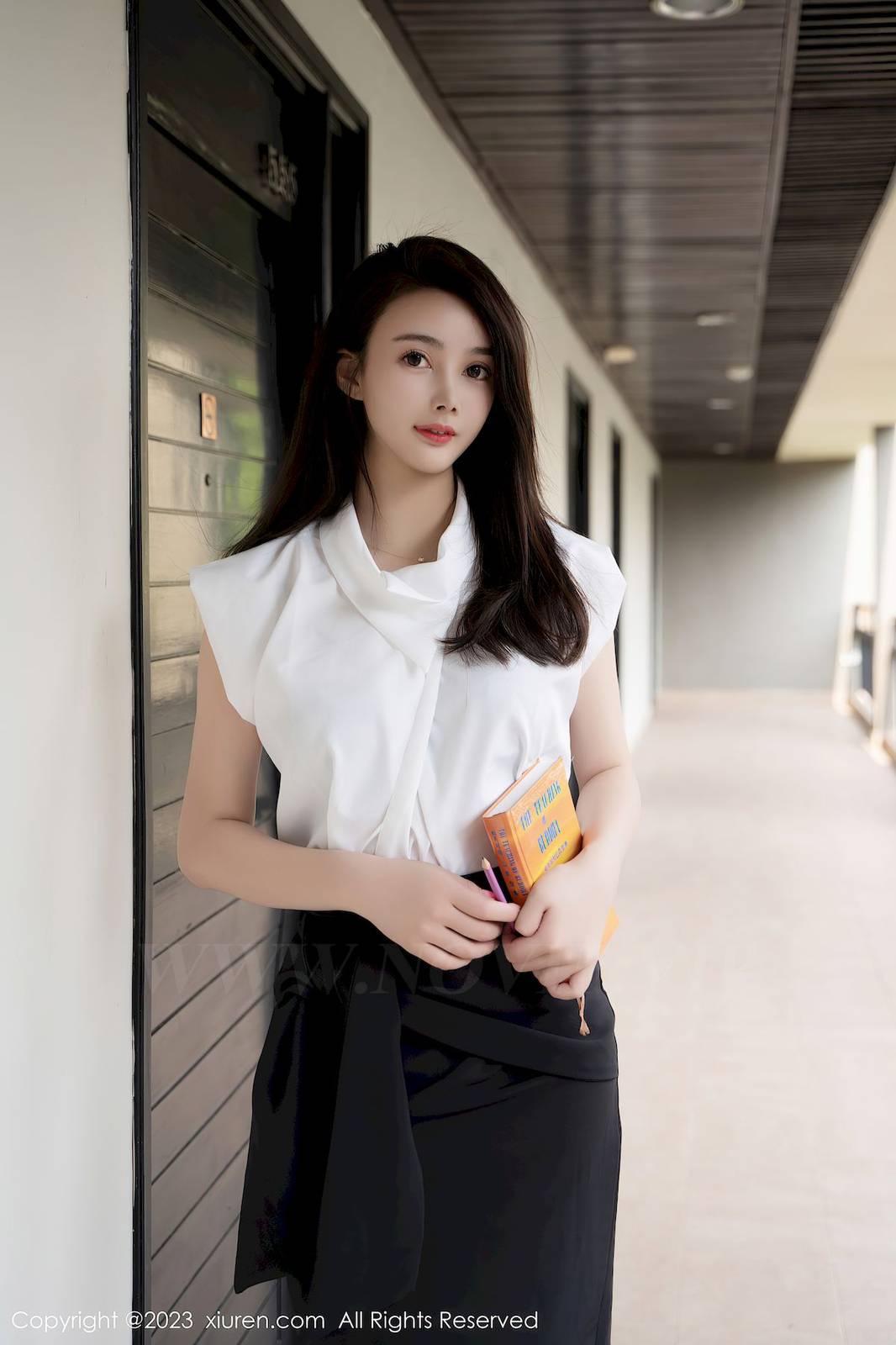 秀人网美女模特summer宝宝白色上衣搭配黑色长裙OL写真-4