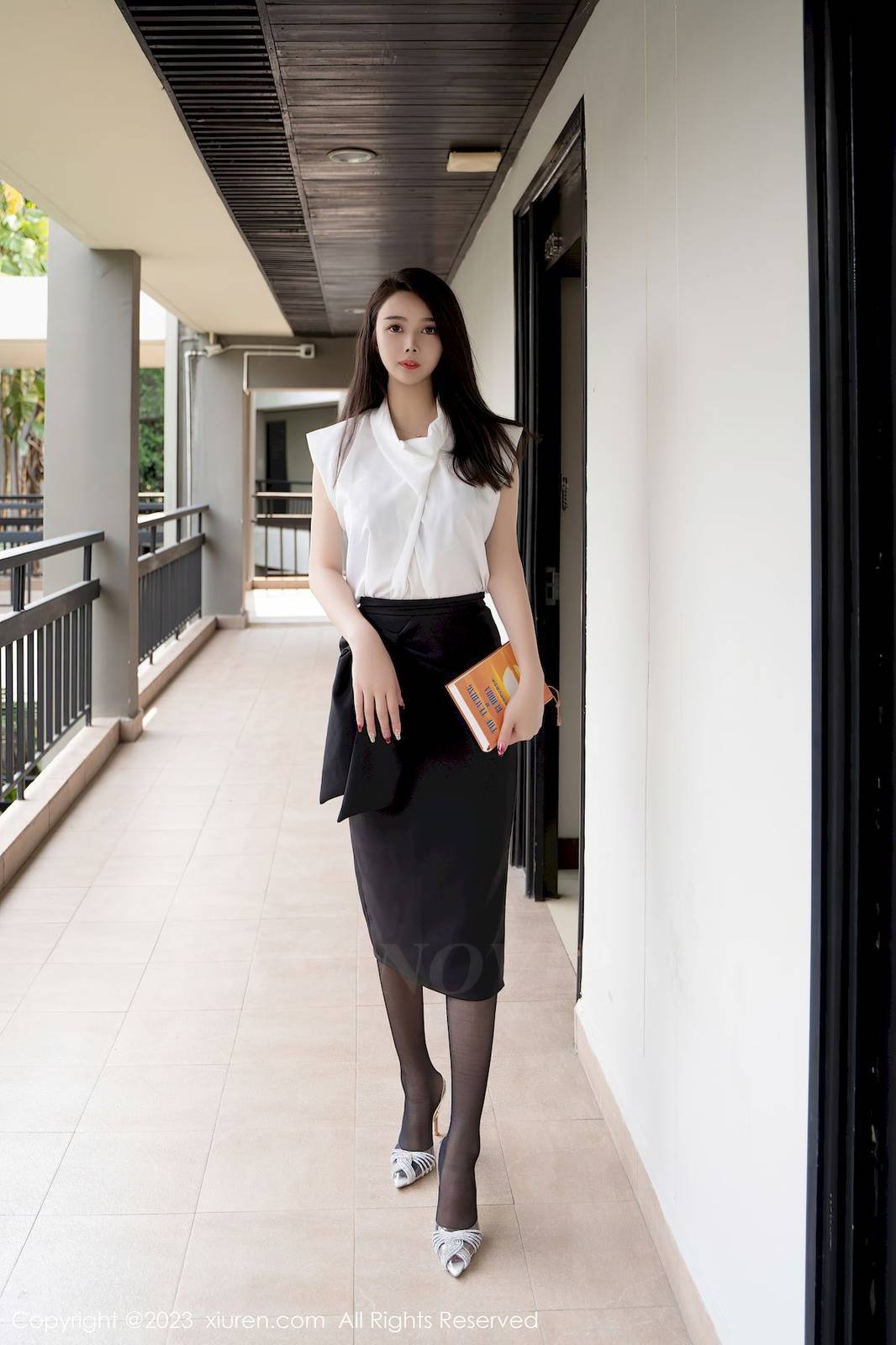 秀人网美女模特summer宝宝白色上衣搭配黑色长裙OL写真-5