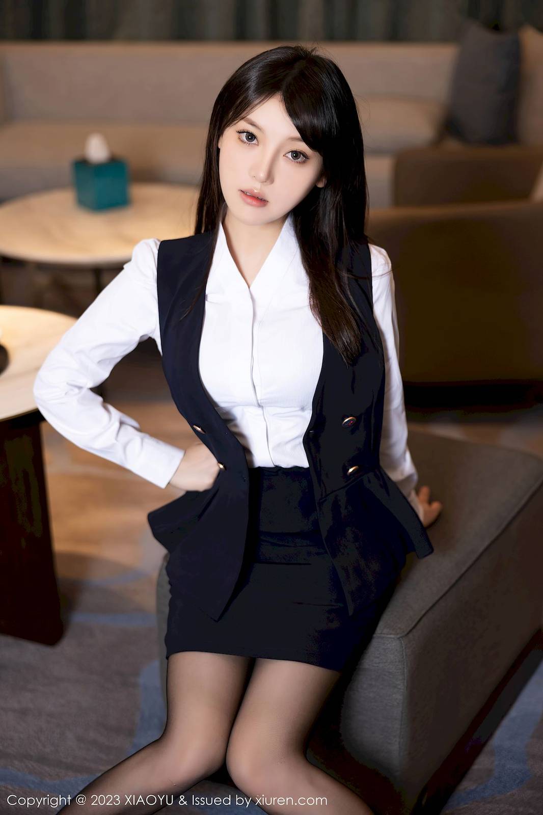 语画界美女模特豆瓣酱深色OL服饰丰腴身材性感写真-10