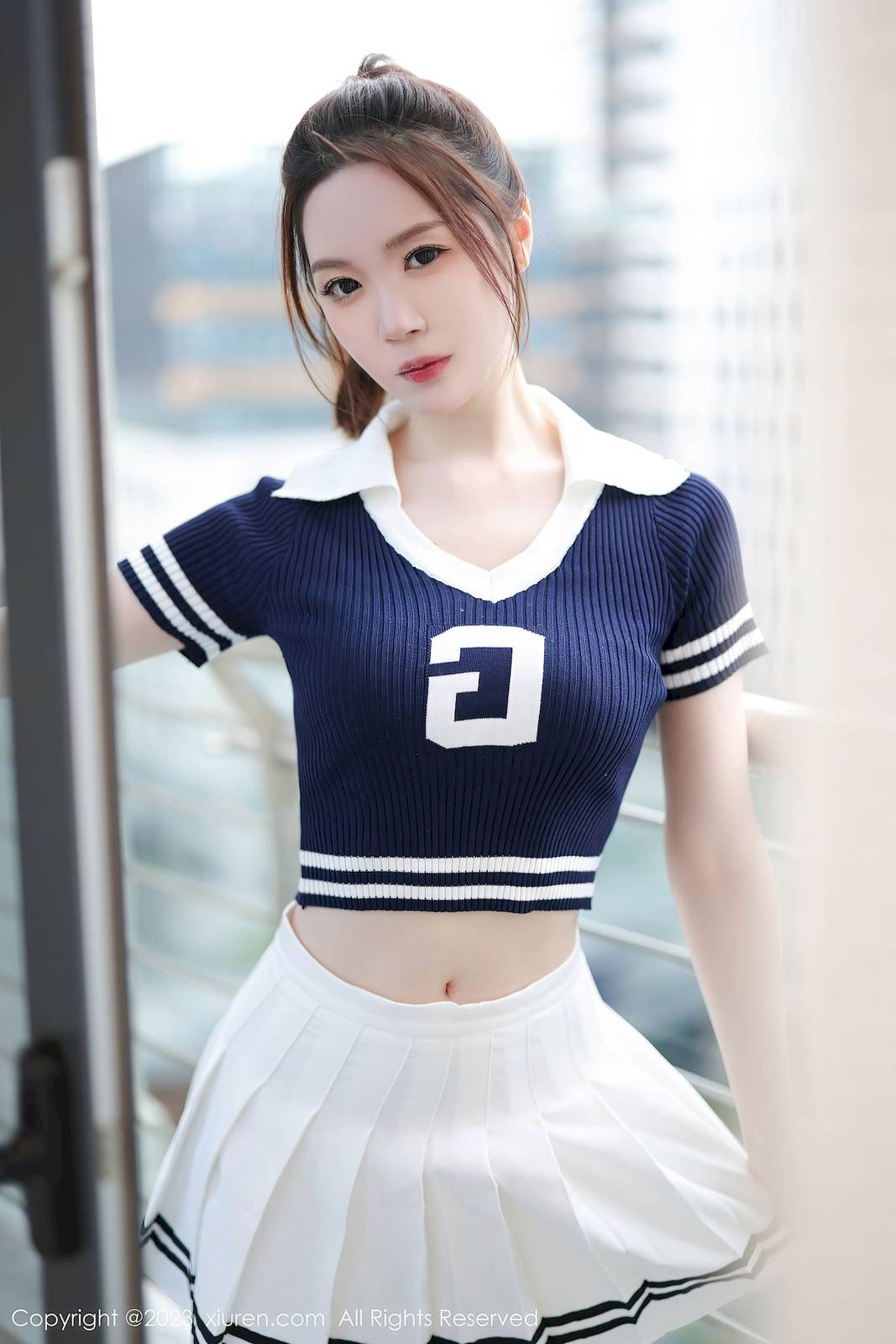 秀人网美女模特梦心玥蓝色上衣搭配白色短裙安吉旅拍-9