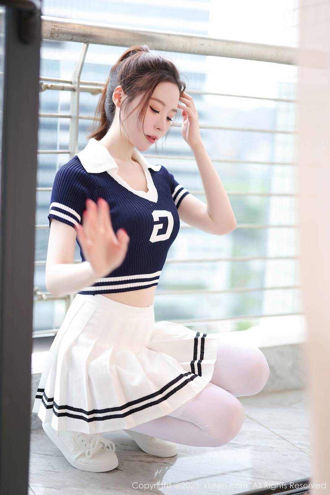 秀人网美女模特梦心玥蓝色上衣搭配白色短裙安吉旅拍-11