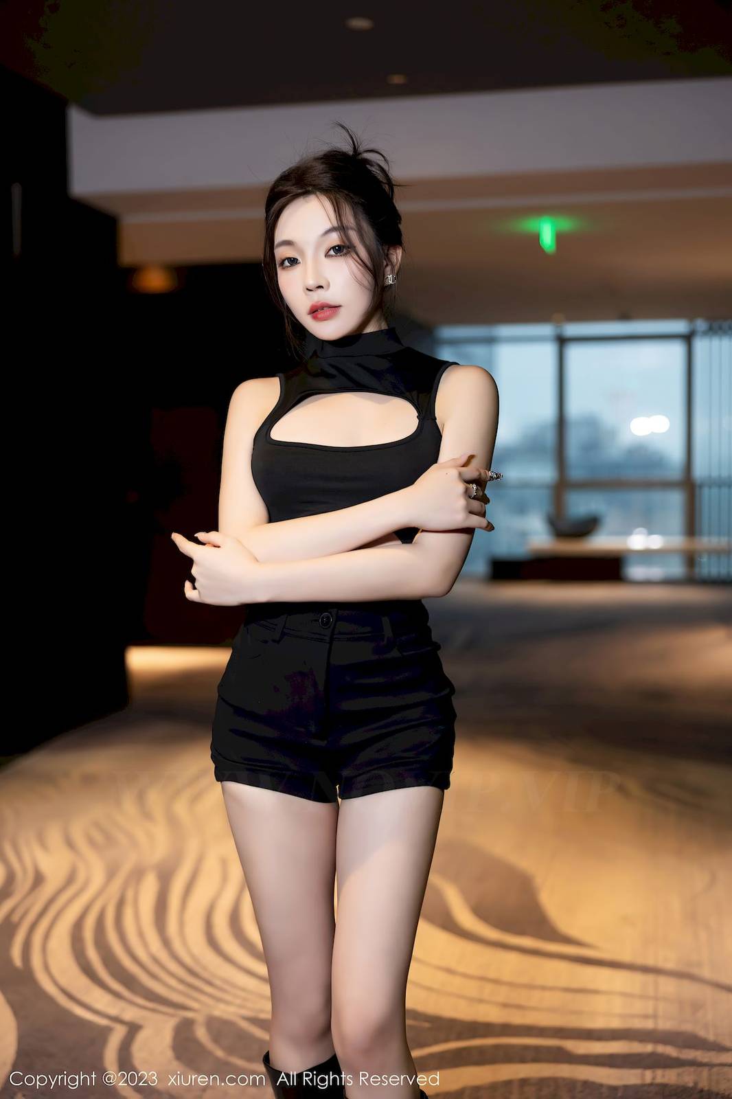 秀人网性感女神徐莉芝Booty黑色服饰搭配黑色长靴安吉旅拍-6