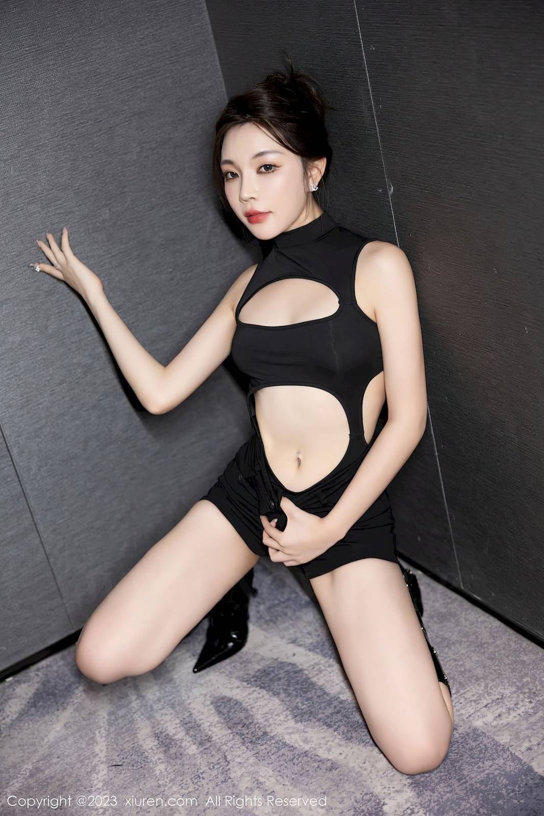 秀人网性感女神徐莉芝Booty黑色服饰搭配黑色长靴安吉旅拍-16