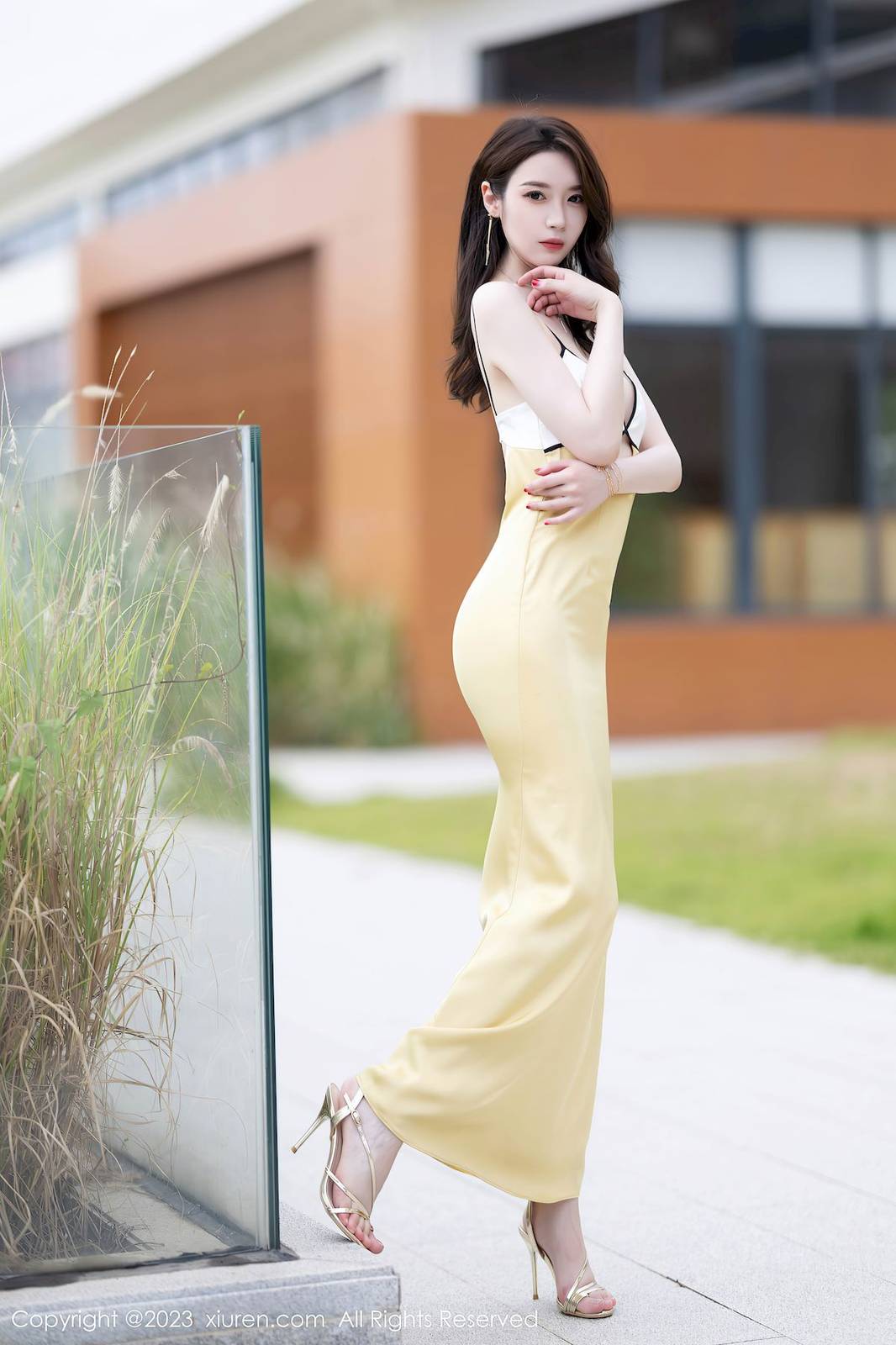 秀人网美女模特梦心玥拼色长裙搭配原色丝袜安吉旅拍-4