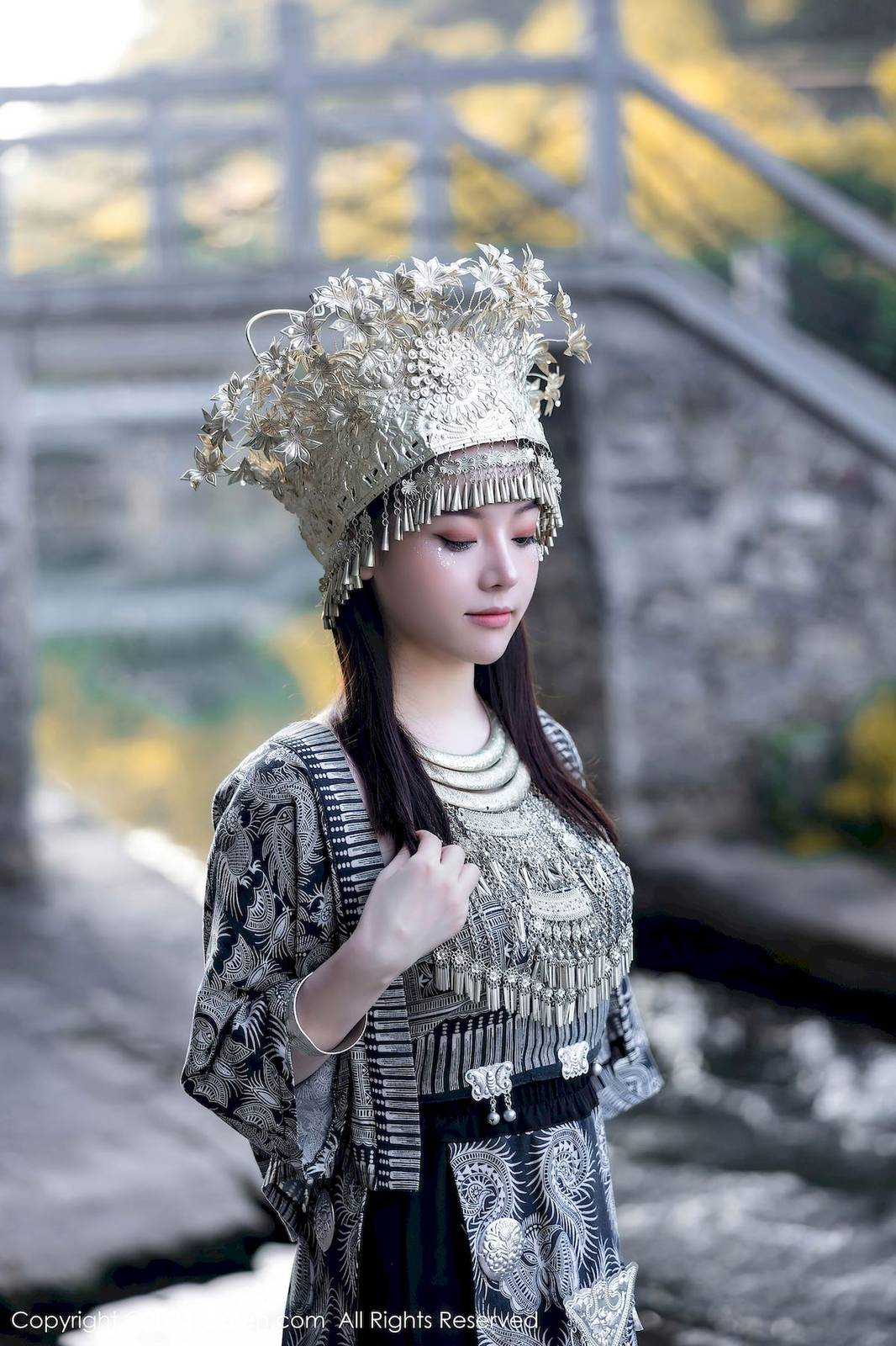 秀人网美女模特豆瓣酱异域风情银饰苗族服饰性感写真