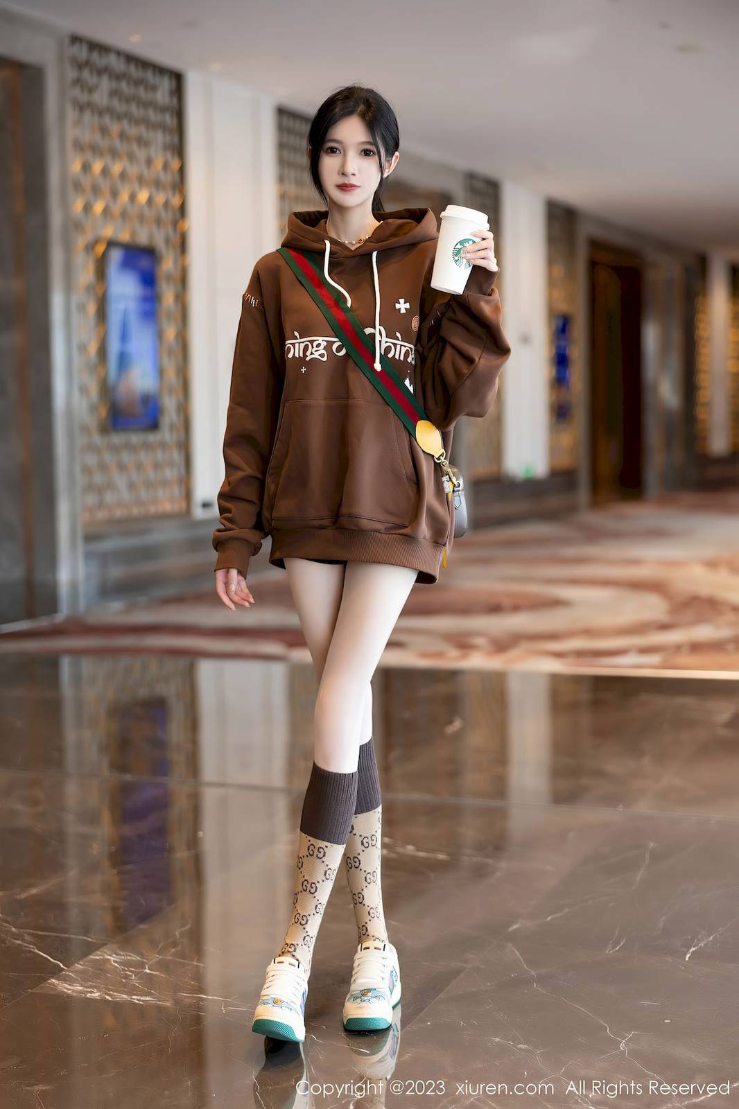 秀人网模特程程程-咖啡色卫衣搭配原色丝袜性感写真-2